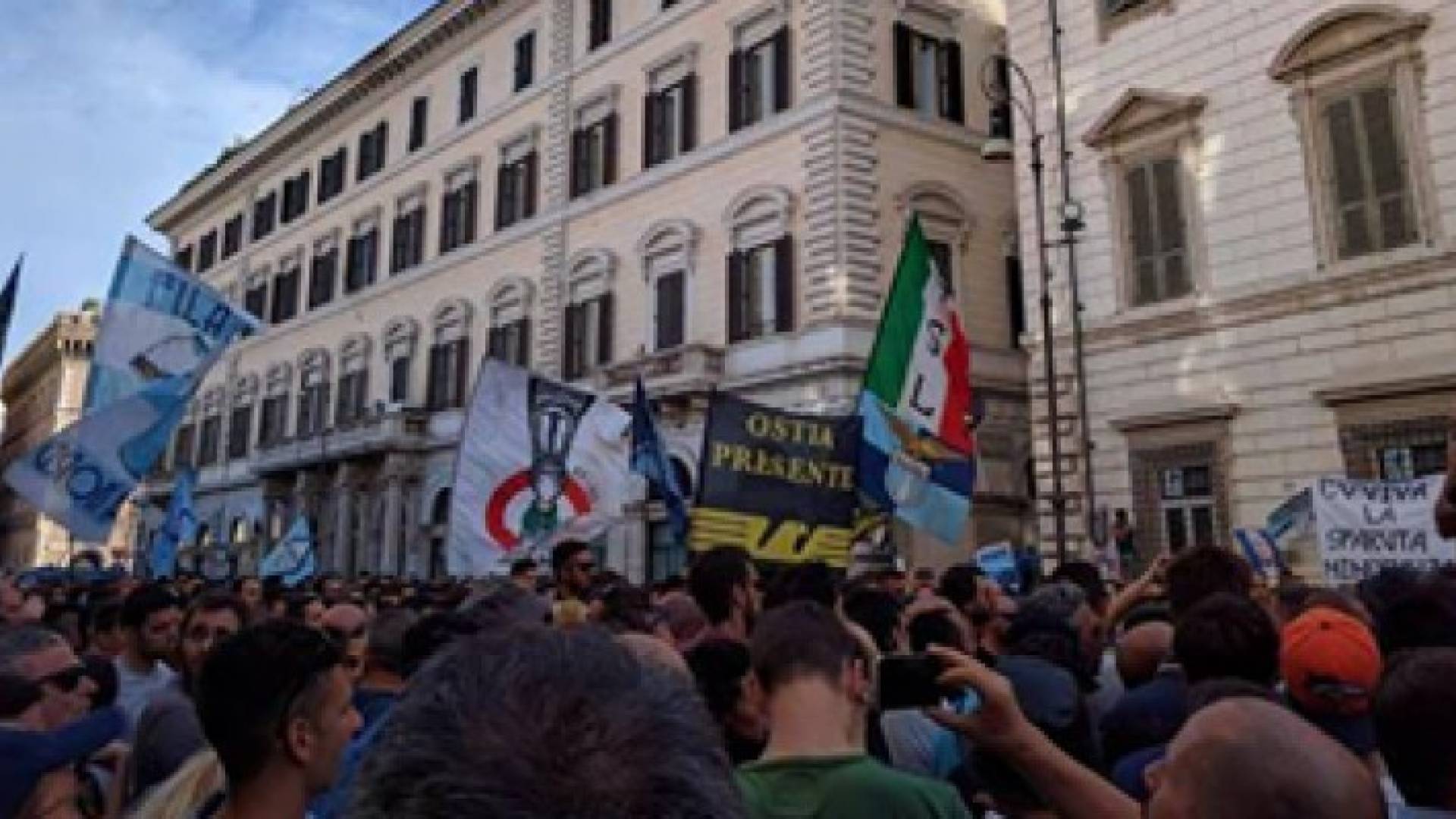 مشجعو لاتسيو يتظاهرون ضد رئيس النادي