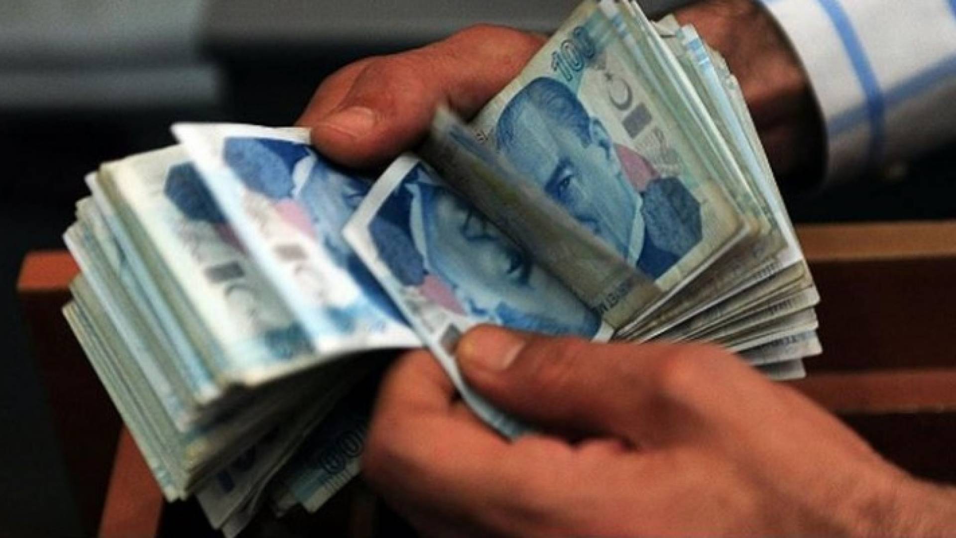 الانقلاب العسكري: الليرة تهبط لأدنى مستوى واسعار الذهب تقفز والنفط يزيد مكاسبه