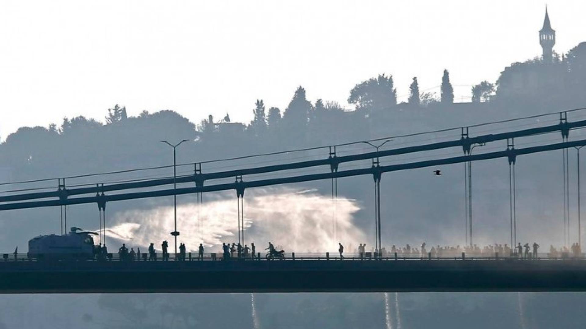 قوات من الشرطة تتصدى لجنود مؤيدين للانقلاب فوق جسر البسفور في إسطنبول 
