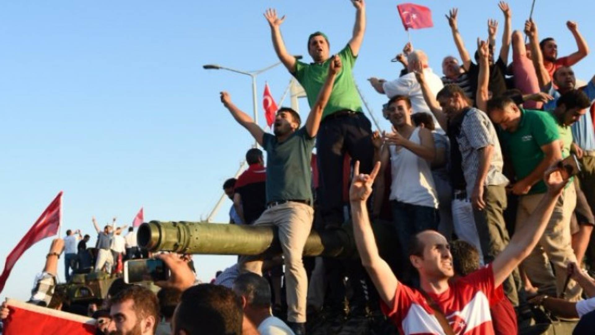 عمليات أمنية مستمرة بتركيا وأردوغان يدعو لملازمة الشارع