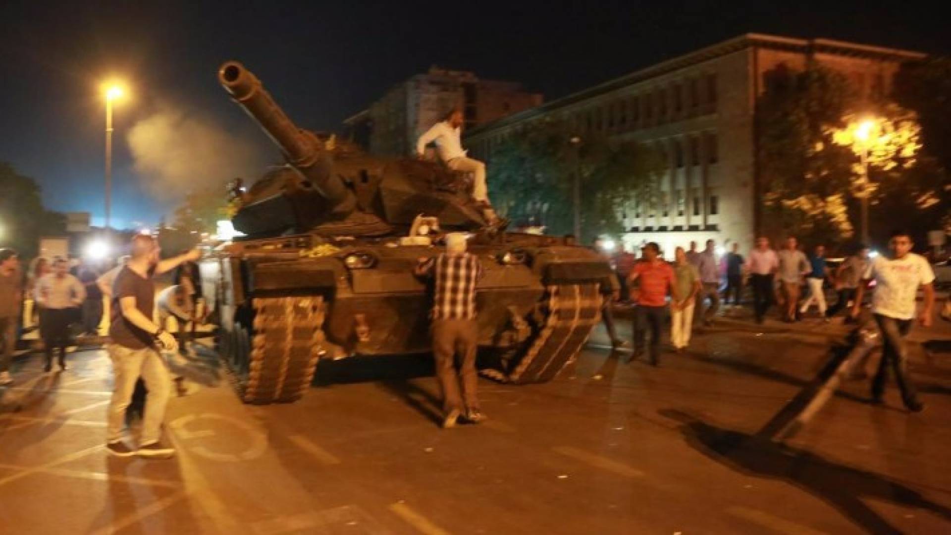 انقلابيون أتراك يحتجزون قائد الأسطول في فرقاطة