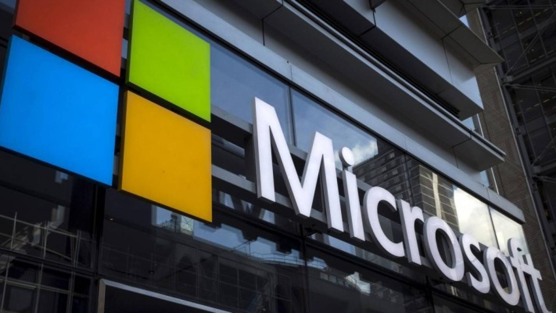 مايكروسوفت تكسب طعنا بشأن تسليم رسائل لعملاء