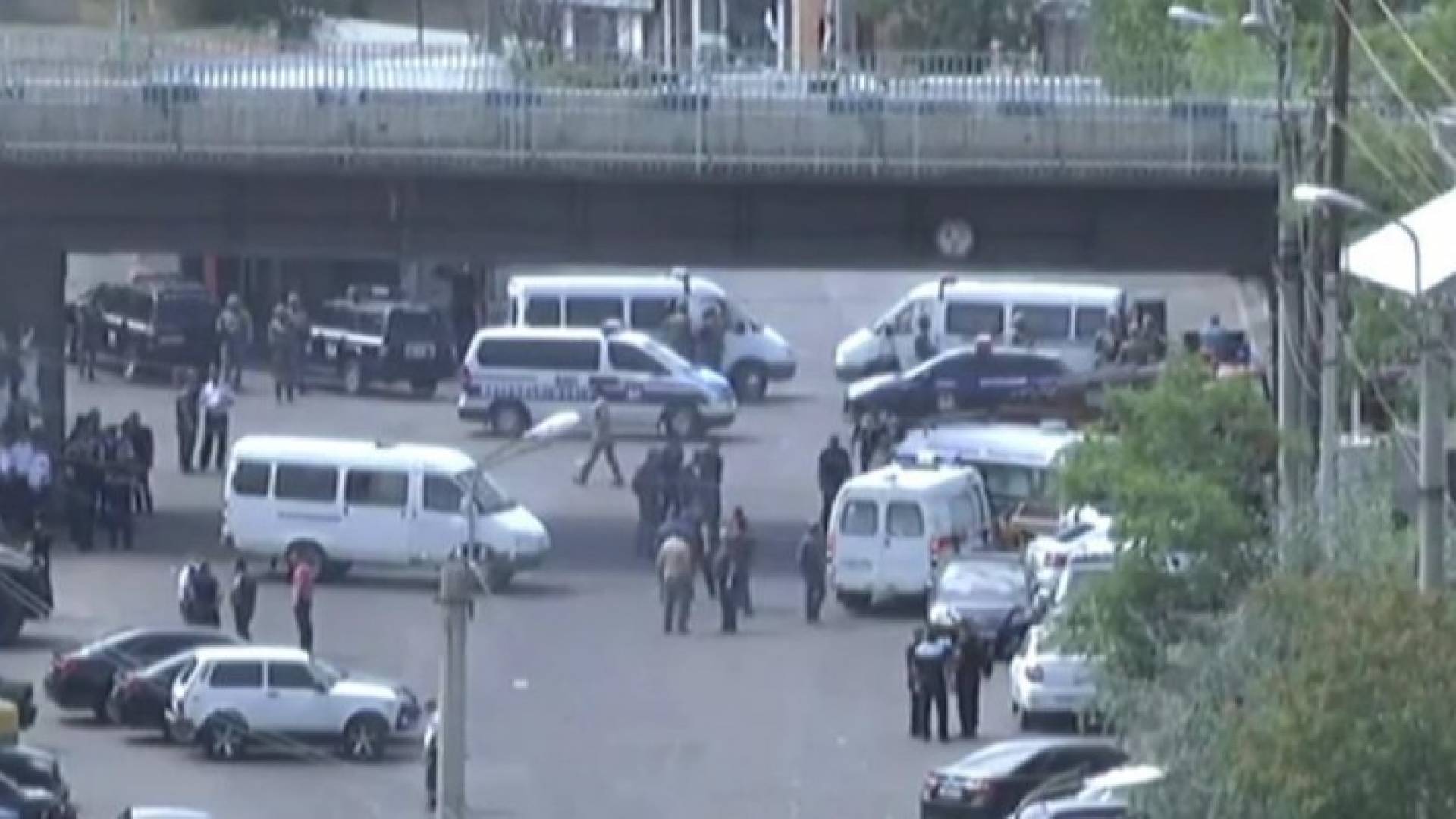 طيارون بالجيش يحتجزون رهائن في أرمينيا