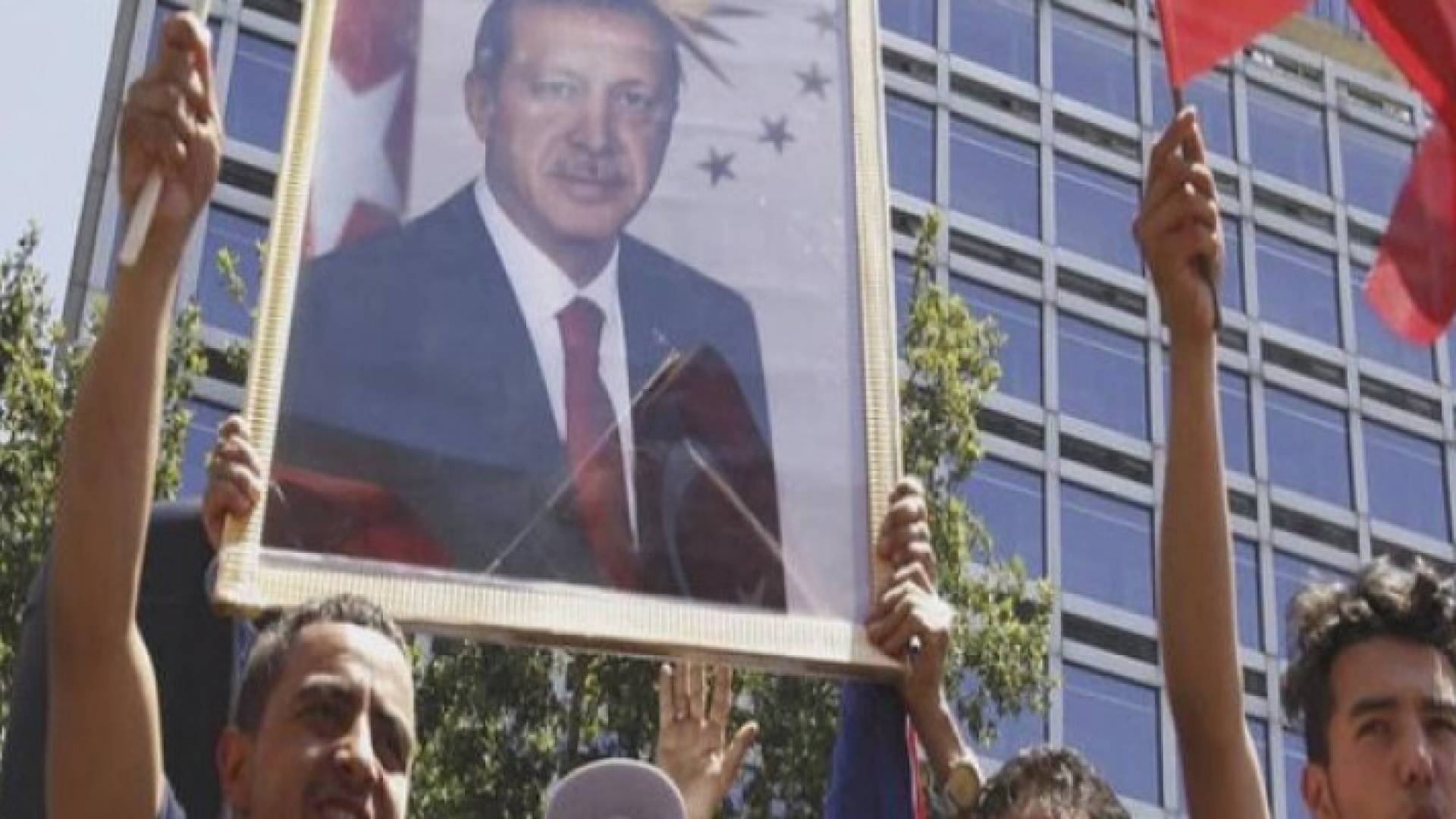 اليونان تعيد لأنقرة مروحية فر بها انقلابيون