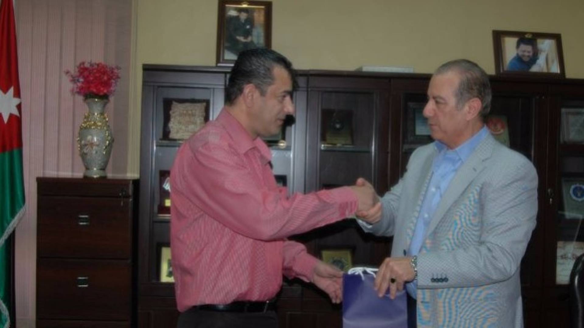 الأمن يكرم مواطنا كشف ملابسات جريمة قتل