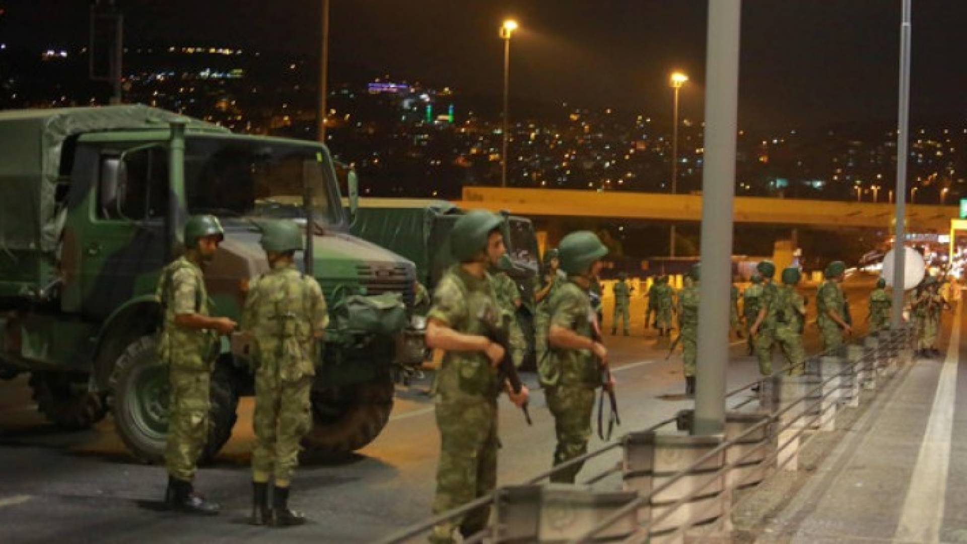 توقيف 103 جنرالات وأميرالات بعد محاولة الانقلاب بتركيا