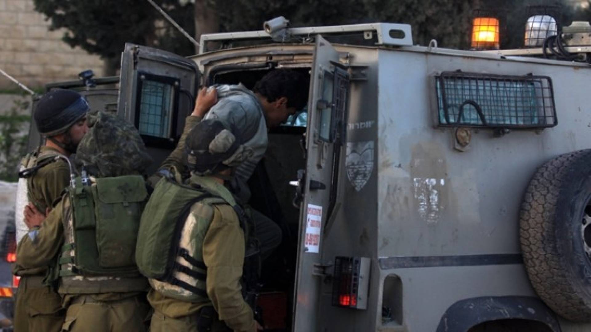 الاحتلال يعتقل 14 فلسطينيا