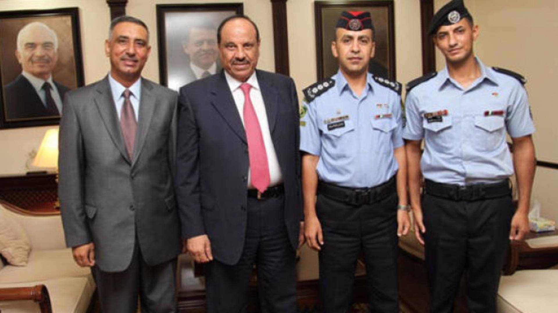 وزير الداخلية يكرم رجلي الامن اللذين ساهما بالقبض على مرتكب جريمة البقعة