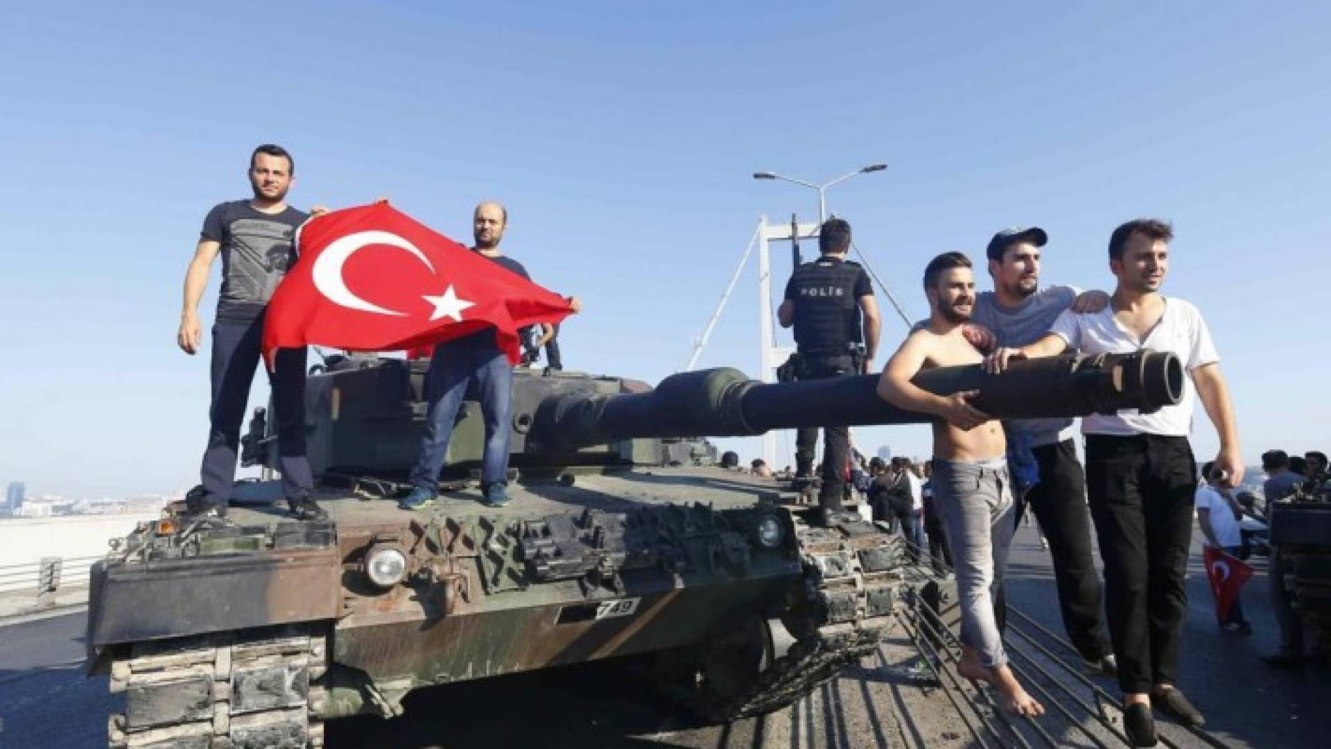 شاهد بالصور : هوس التصوير أمام الدبابات ينتقل إلى تركيا