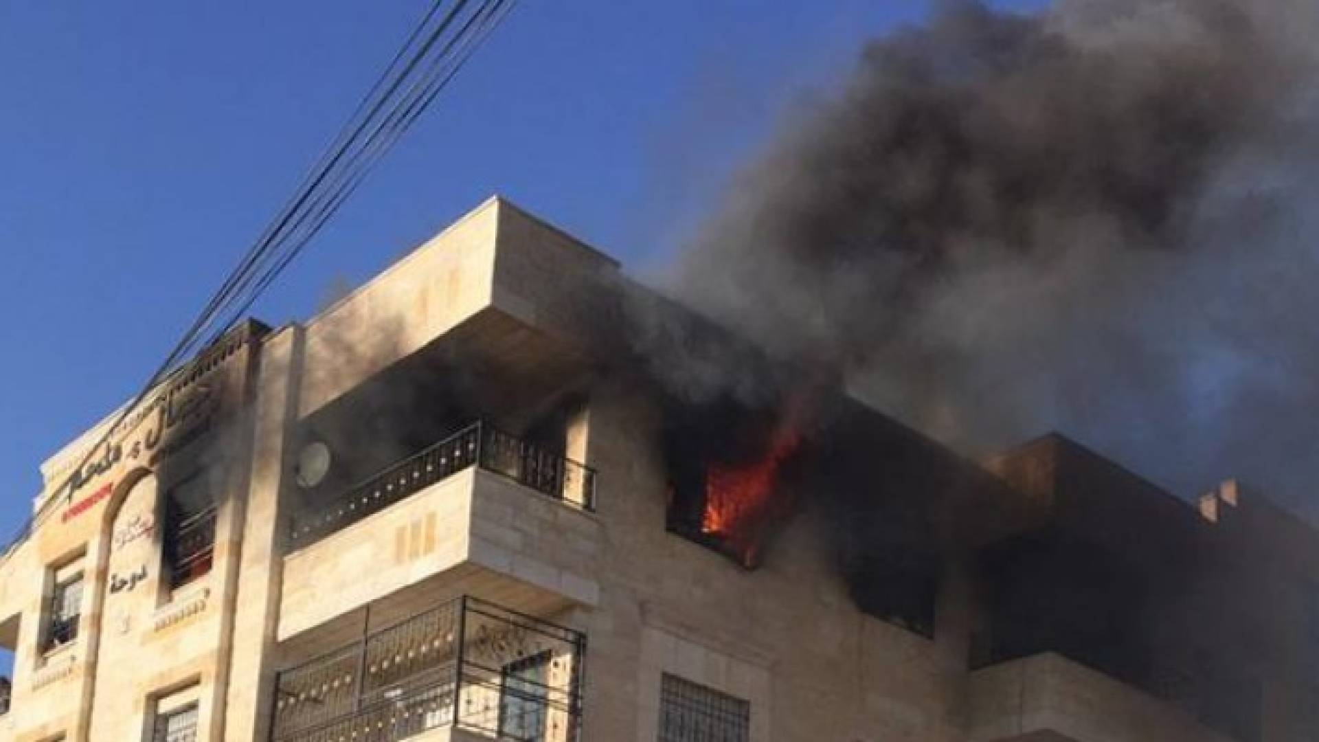 بالصور: حريق يلتهم شقة سكنية جنوب إربد