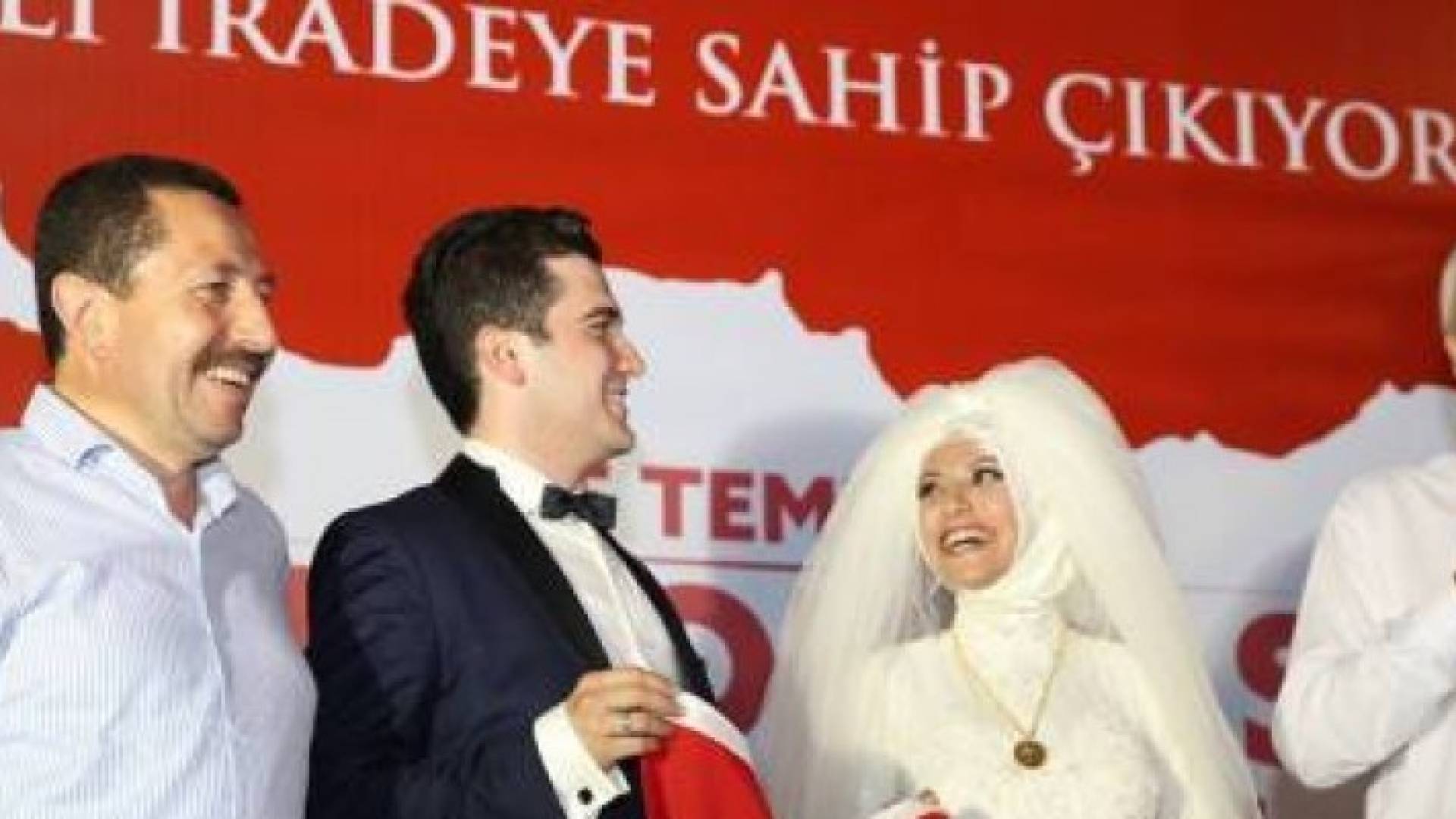 عروسان يتركان قاعة الزفاف للمشاركة في المظاهرات ضد الانقلاب في تركيا .. صور