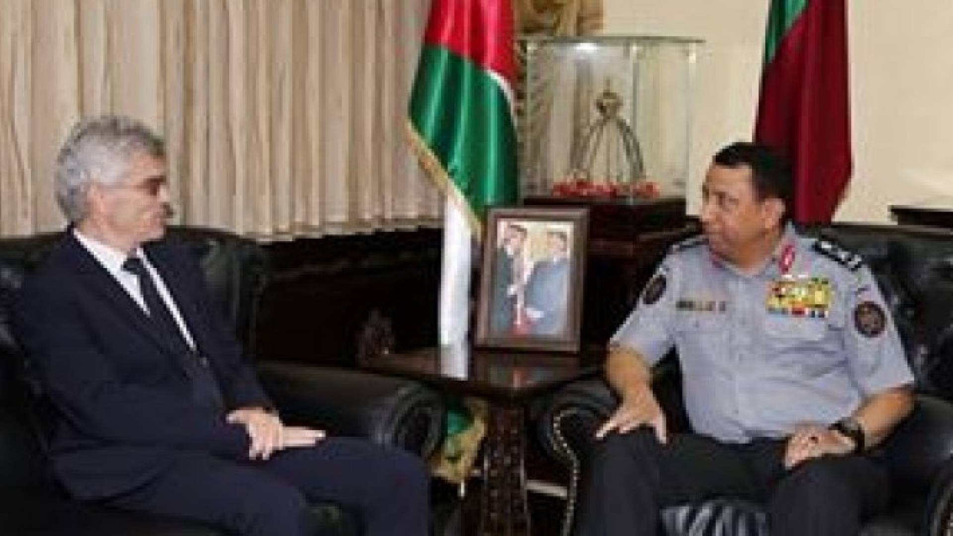 اللواء الركن الحواتمة يستقبل السفير الروماني