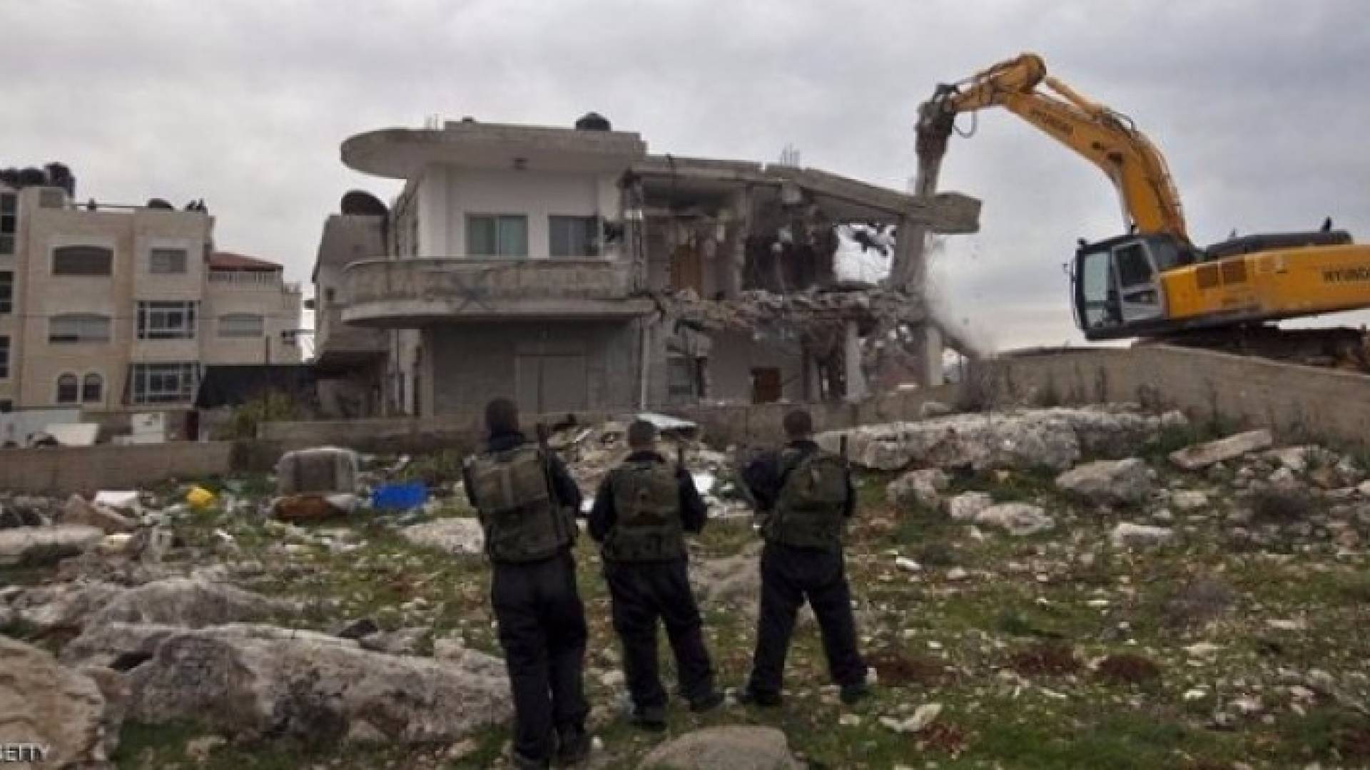 الاحتلال يهدم منزلا ومنشآة تجارية ومخازنا بالقدس