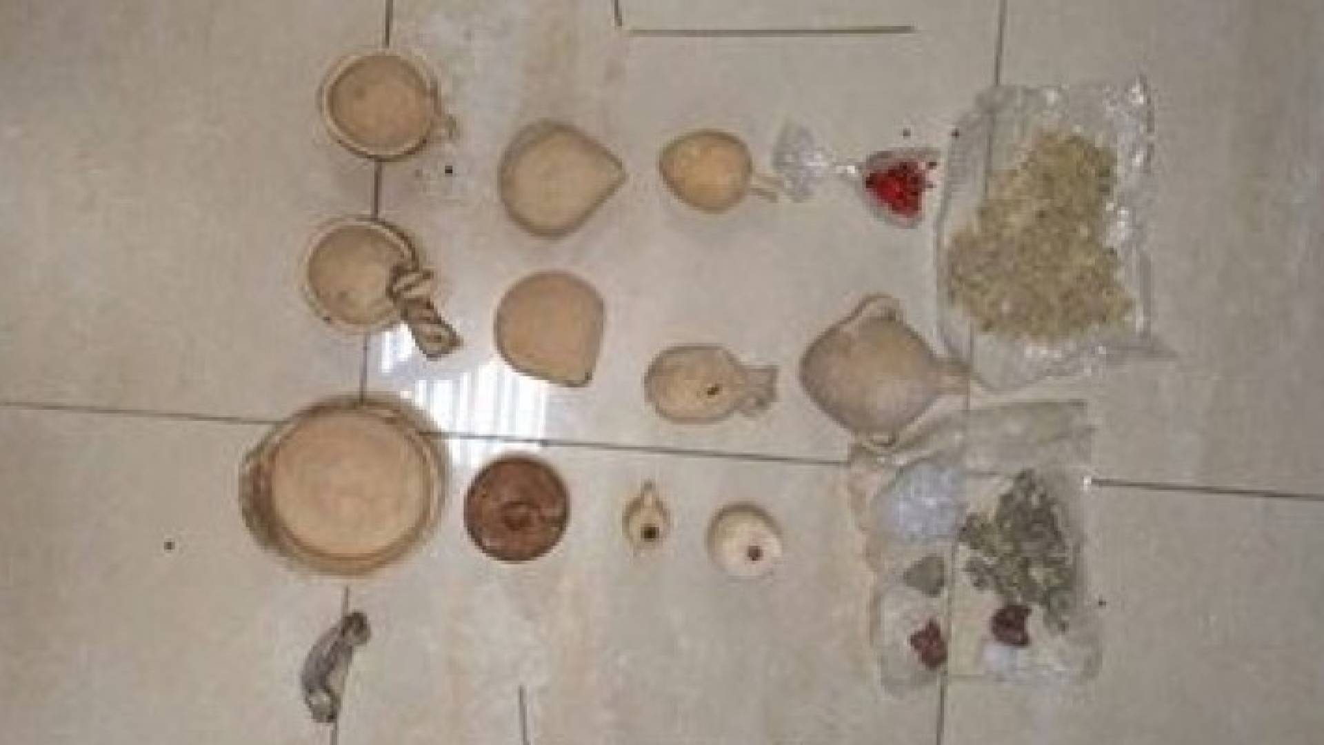 ضبط قطع أثرية بحوزة " عربي " في إربد