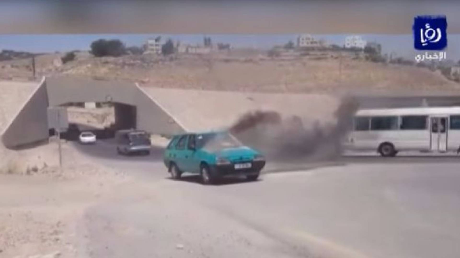 بالفيديو: مارة ومركبات يشاهدون حريقا بمركبة دون " حراك " !