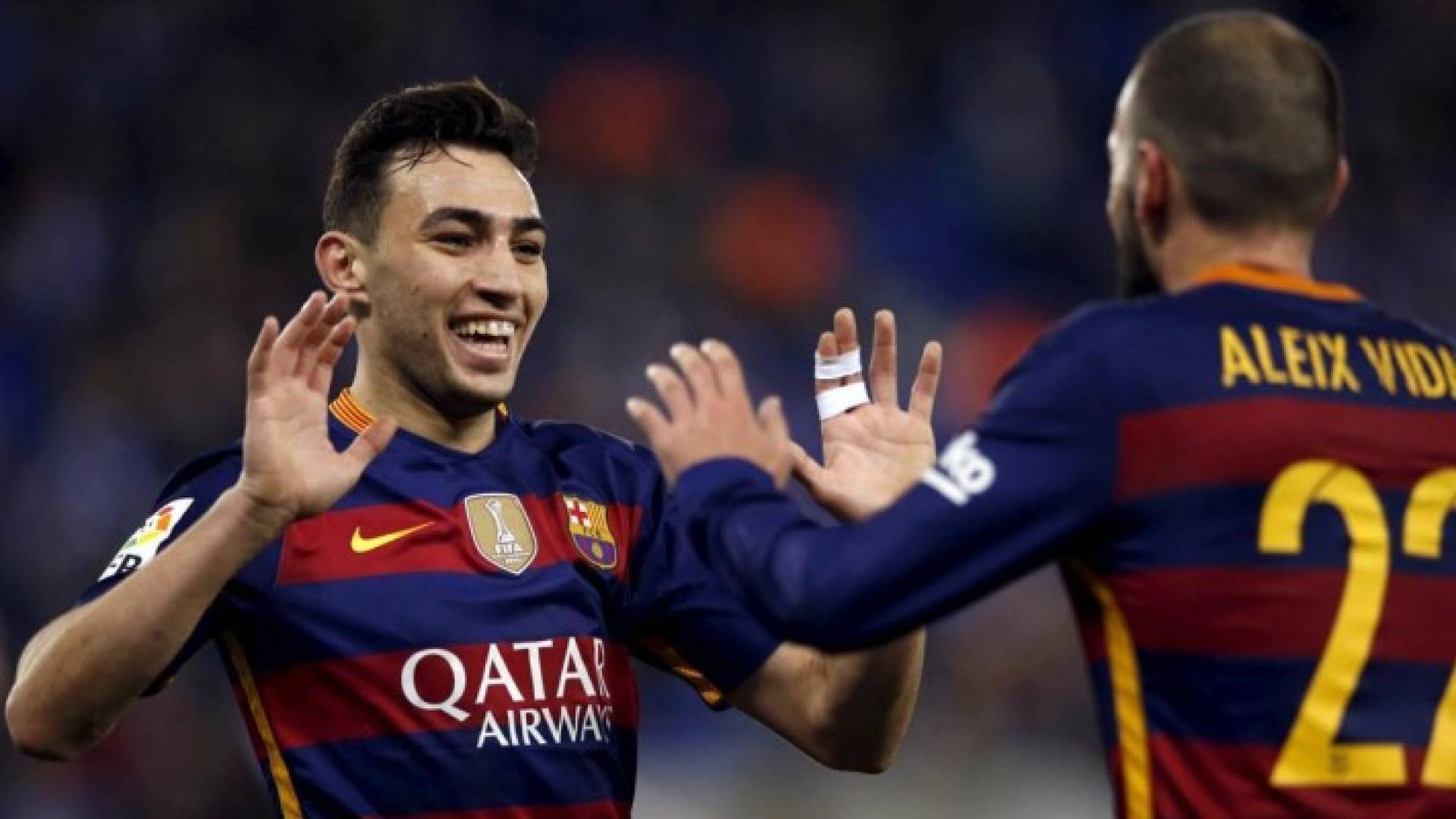 برشلونة يمدد عقدي الحدادي وسامبر