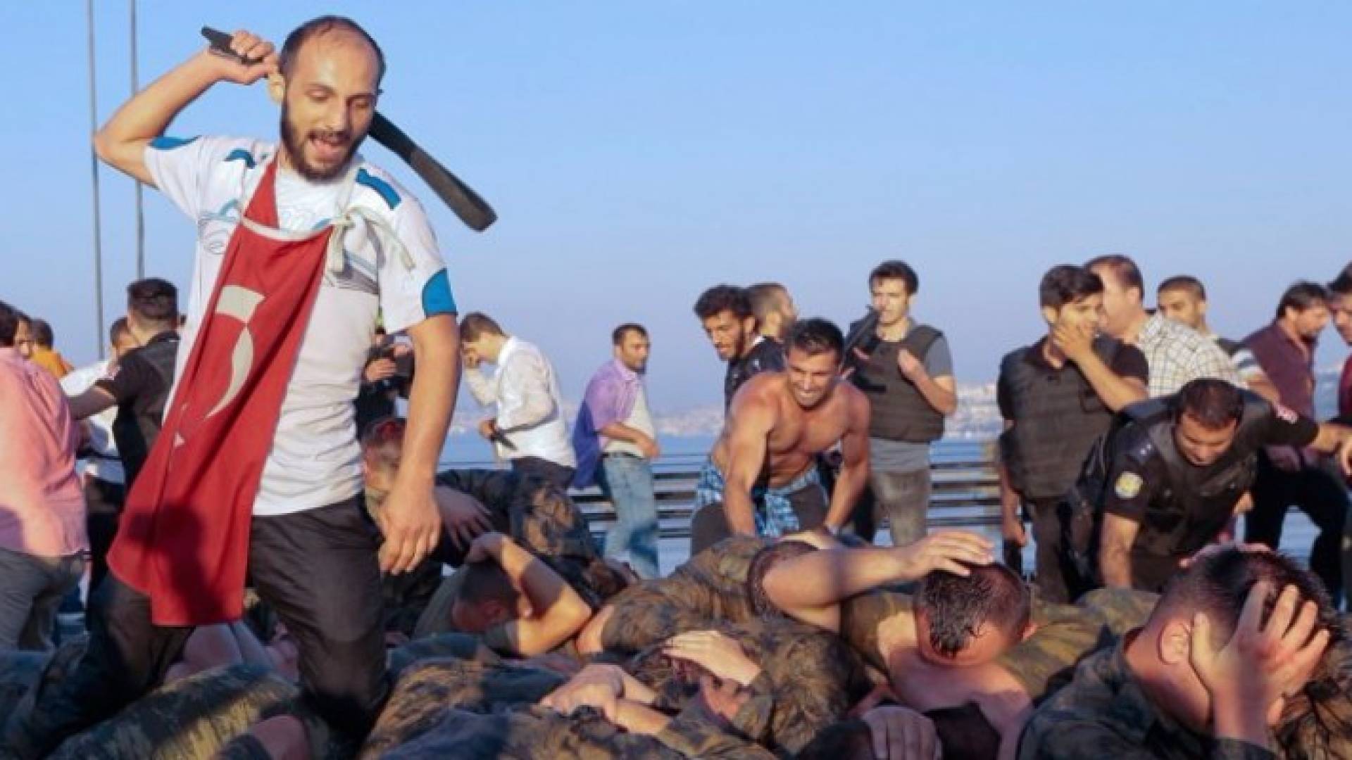 بالصور: تعرض الجنود الأتراك للإهانة يعزز المخاوف من " انتقام وحشي "