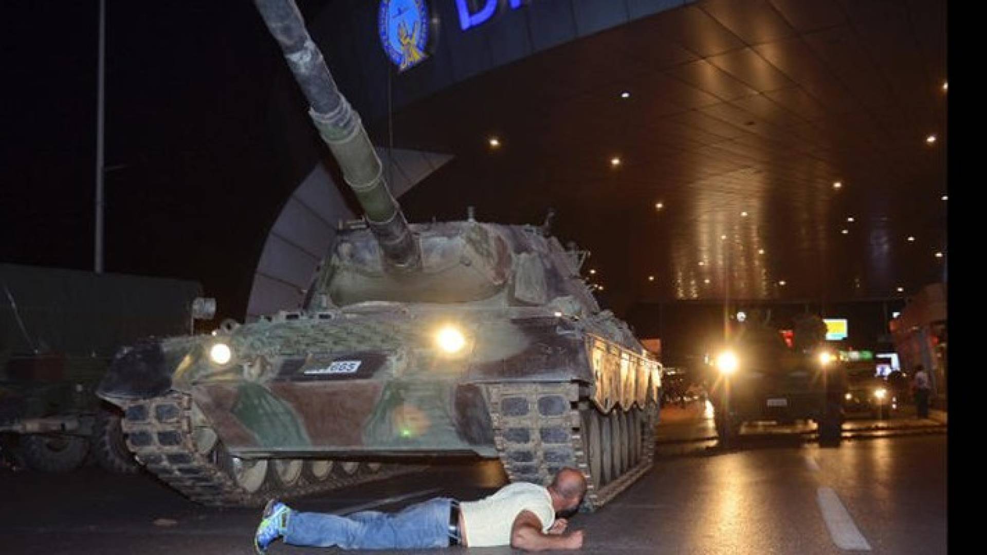 أردوغان يرد على مزاعم أن محاولة الانقلاب العسكري في تركيا هي "مسرحية من إخراجه"