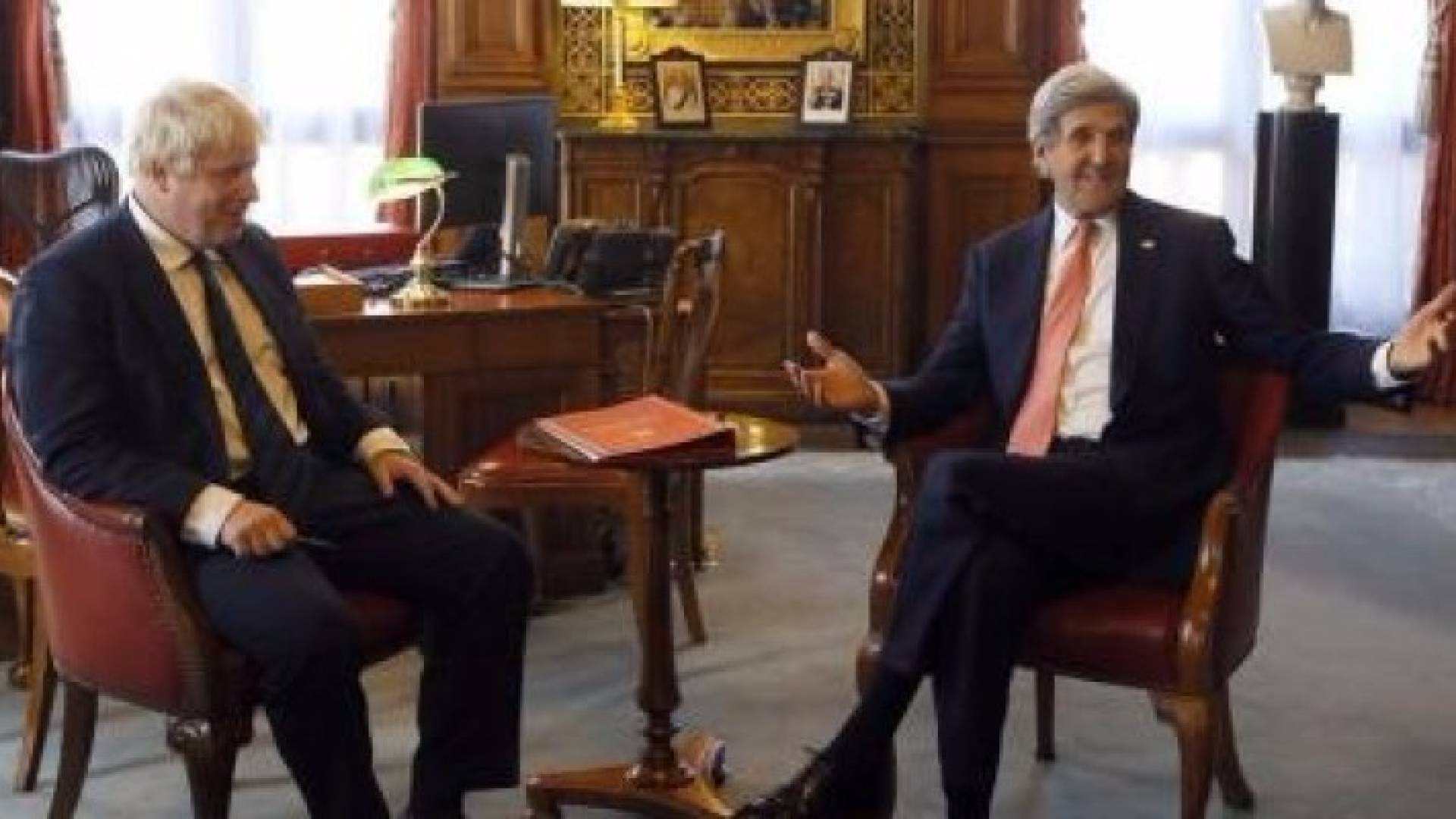 وزير خارجية بريطانيا يدعو روسيا لإقناع الأسد بإنهاء الصراع السوري