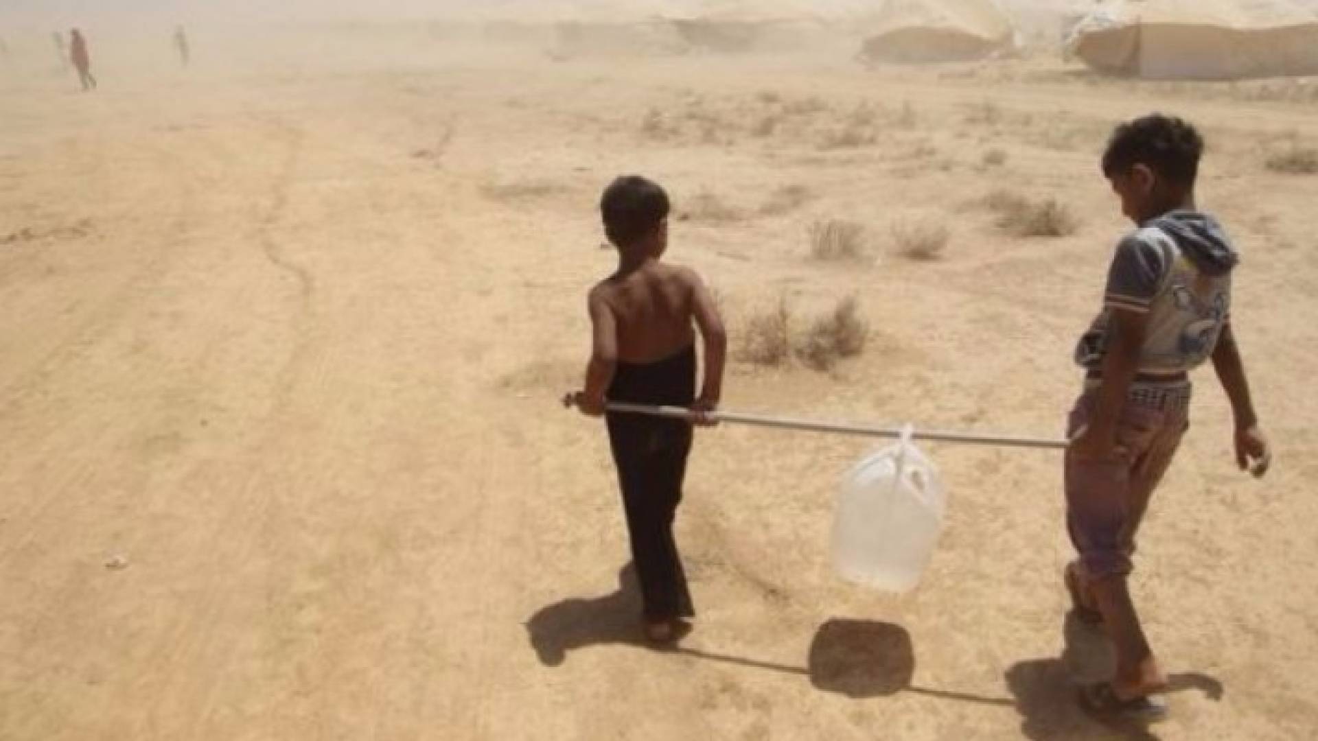 " الصليب الأحمر " تحذر من " مصير مجهول " للعالقين بمخيم الرقبان