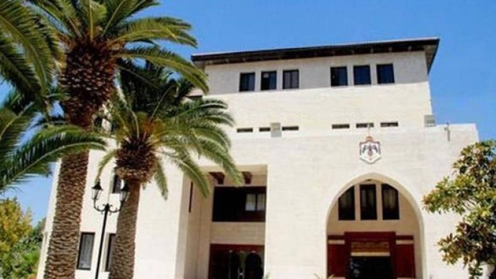 وقف العمل بقرار تخفيض رسوم بيع وضريبة العقار ..تفاصيل