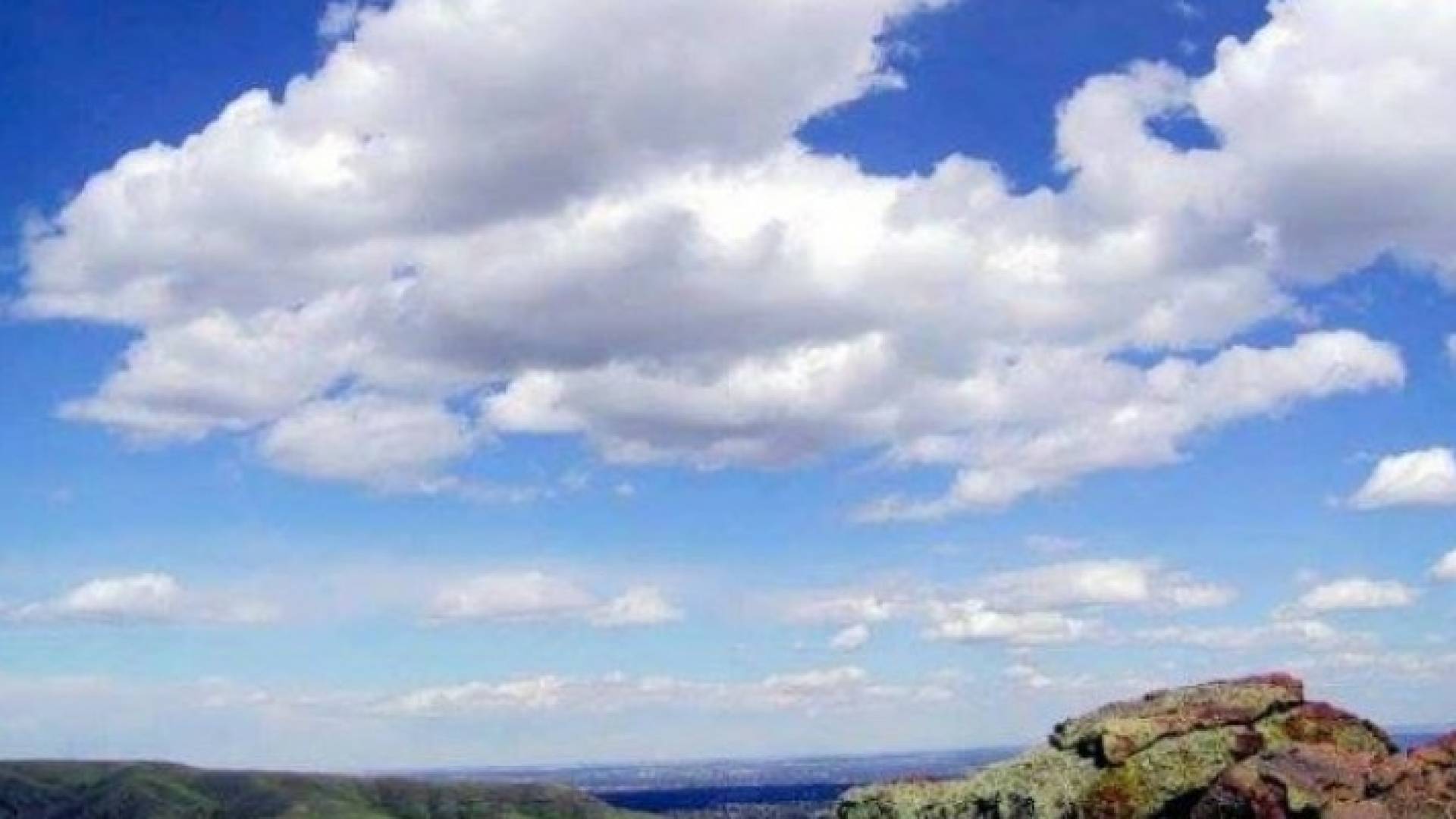 الجمعة:انخفاض قليل على الحرارة لتصبح الأجواء معتدلة نهارا ولطيفة رطبة ليلا