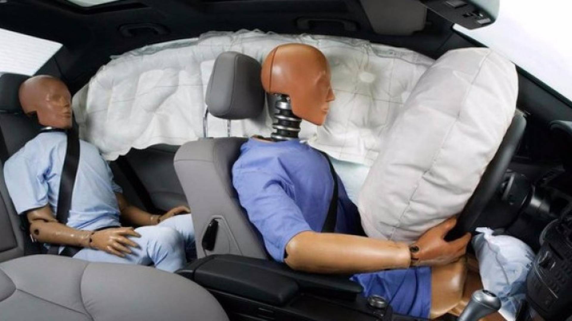 أحزمة الأمان والوسائد الهوائية تساعد في منع كسور الوجه