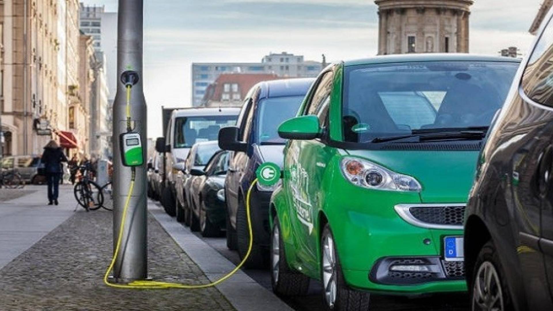 أعمدة الكهرباء تتحول إلى محطات شحن للسيارات الكهربائية قريبا