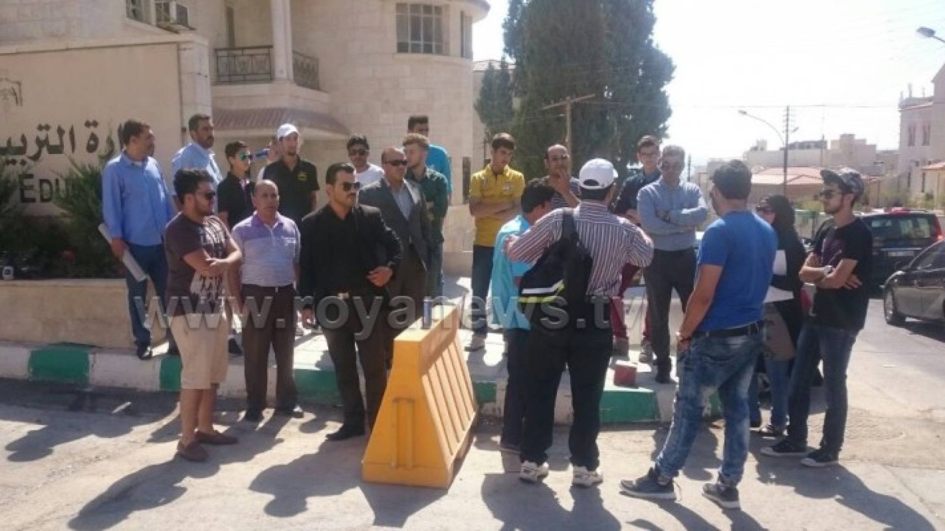 بالصور: وقفة احتجاجية لطلبة التوجيهي الدارسين بالخارج.. والتربية توضح