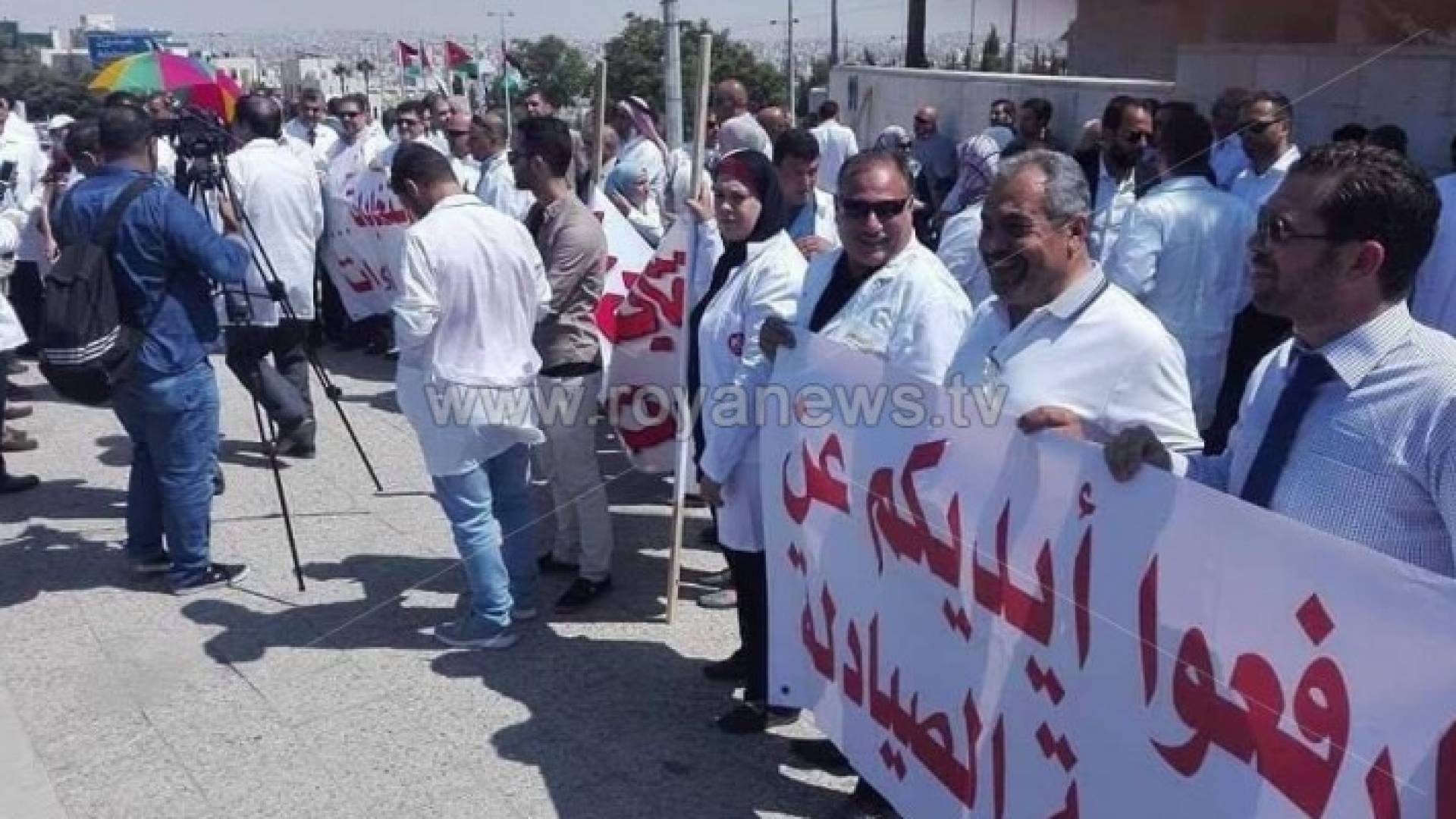 الصيادلة يعتصمون أمام الرئاسة: ارفعوا أيديكم عنا