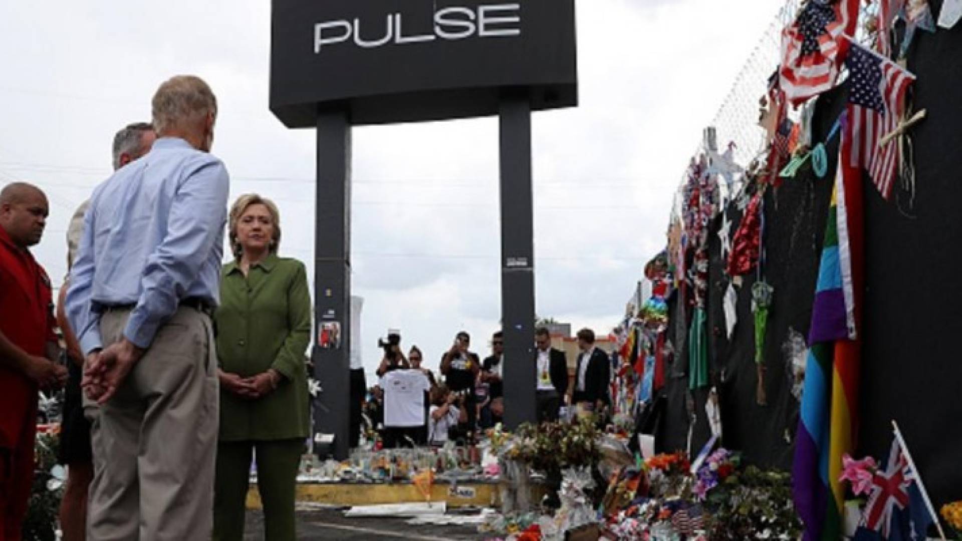  هيلاري كلينتون تزور موقعا تذكاريا أمام الملهى الذي شهد إطلاق النار في أورلاندو - 22 يوليو 2016.