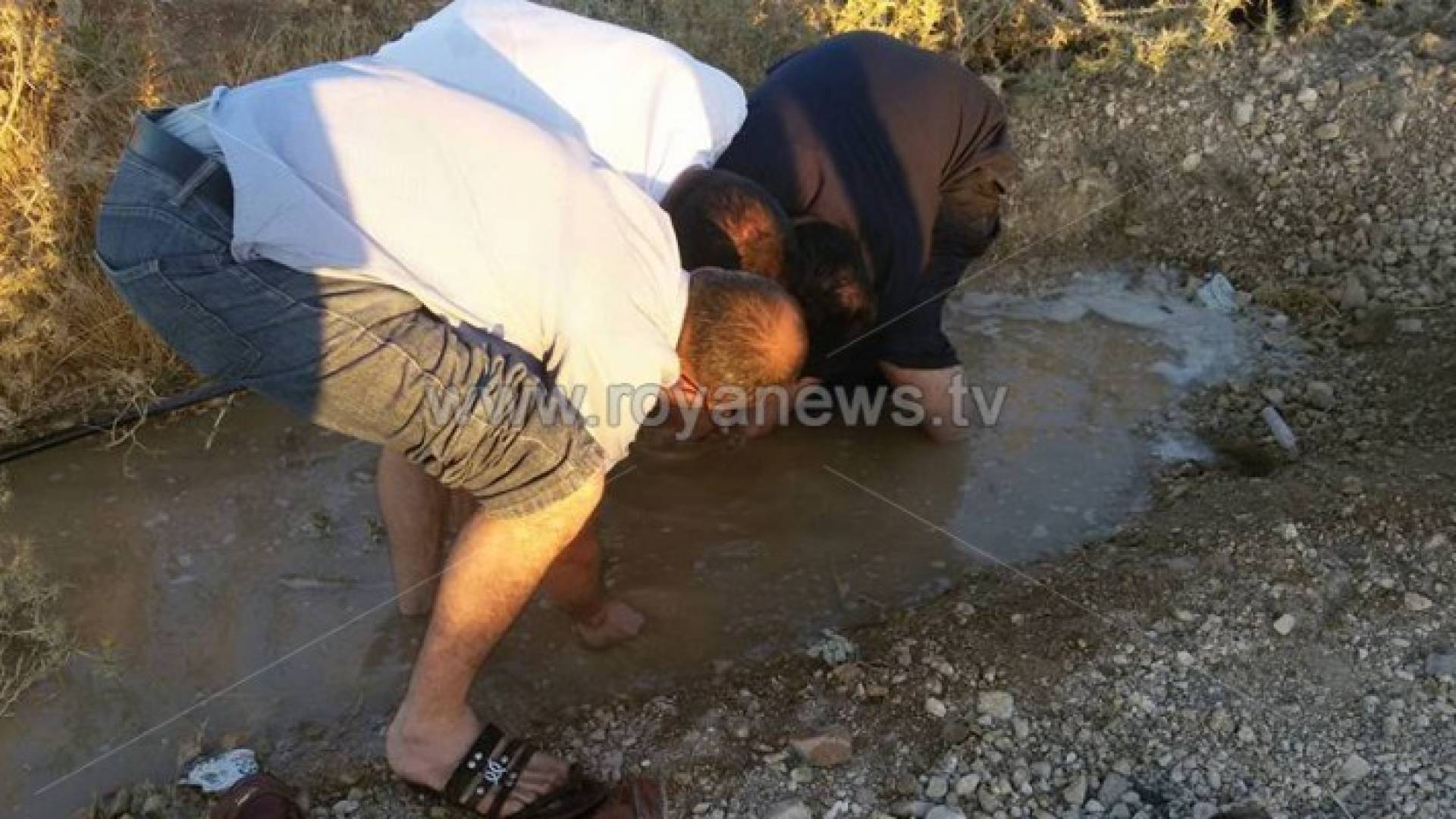 مواطنون يصلحون خطوط مياه بدلا عن شركة مياه الكرك