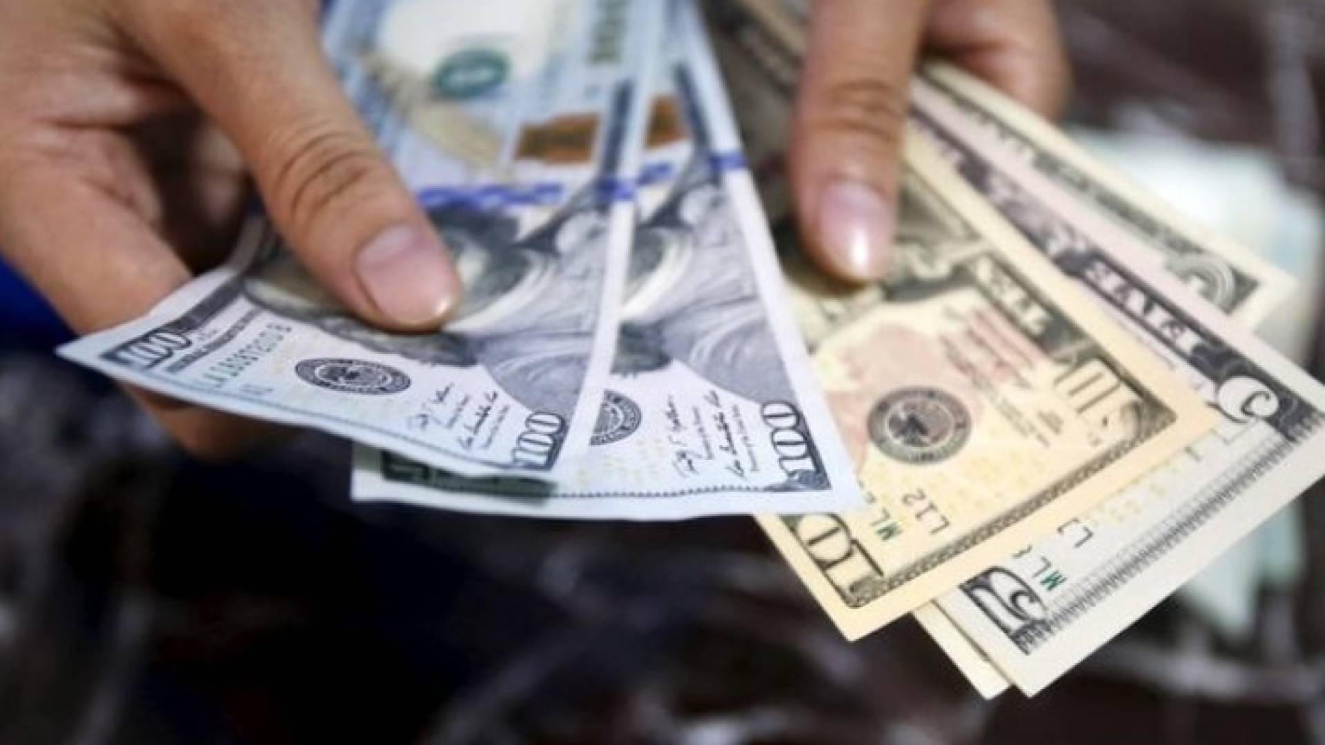 تراجع الدولار أمام العملات الرئيسية الأخرى