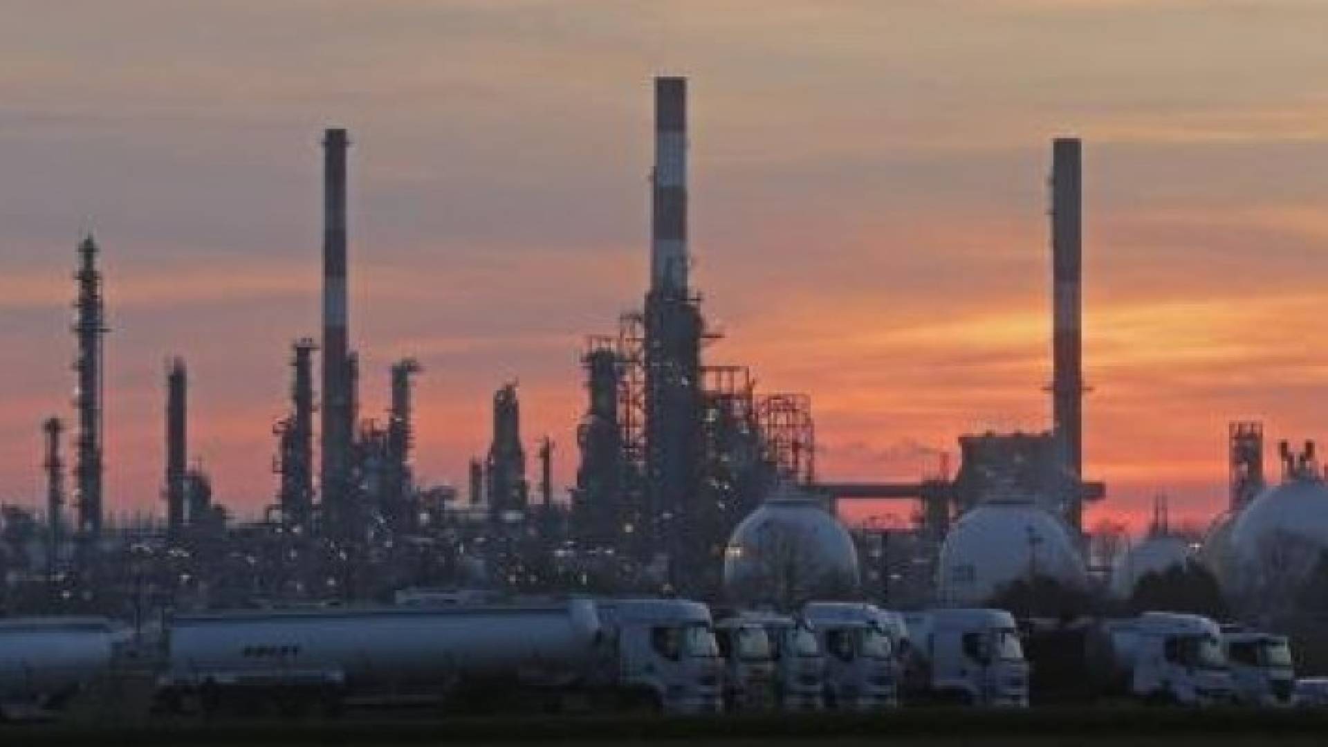 أسعار النفط تهبط بفعل وفرة المعروض والمصاعب الاقتصادية