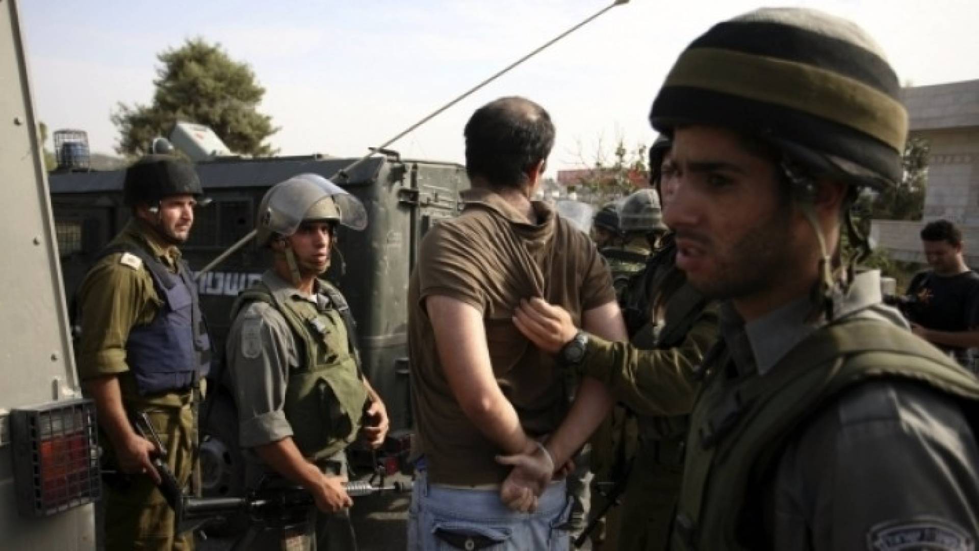 اعتقال 3 فلسطينيين ومداهمة منازل بالخليل