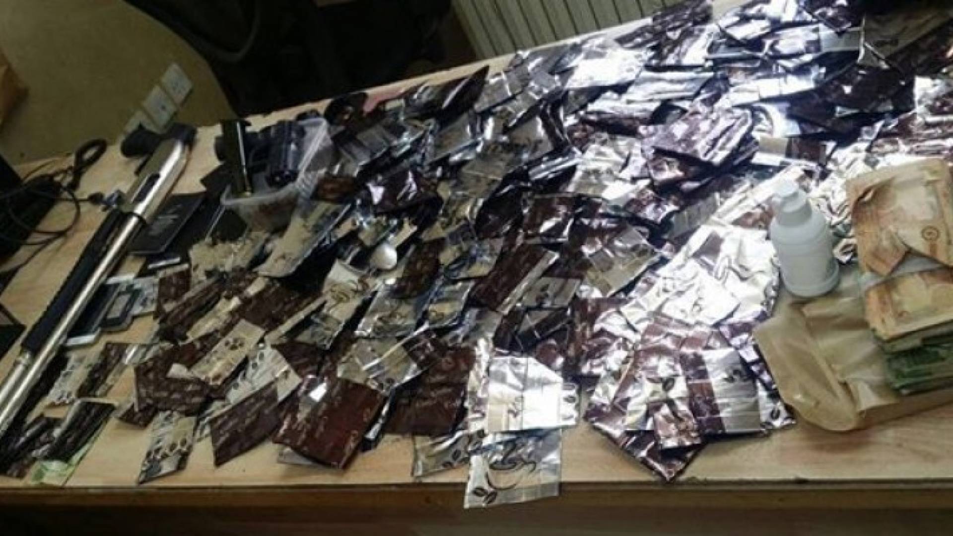 الأجهزة الأمنية تداهم منزلين في "التاج" .. تفاصيل