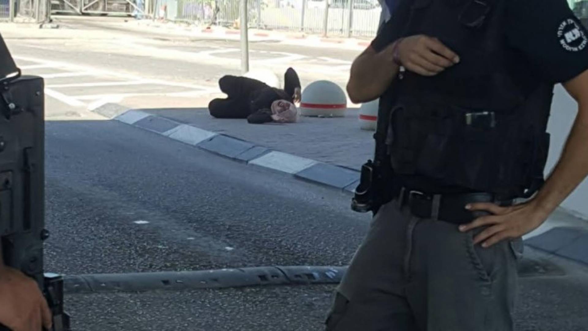 إطلاق النار على فتاة فلسطينية قرب حاجز قلنديا .. فيديو