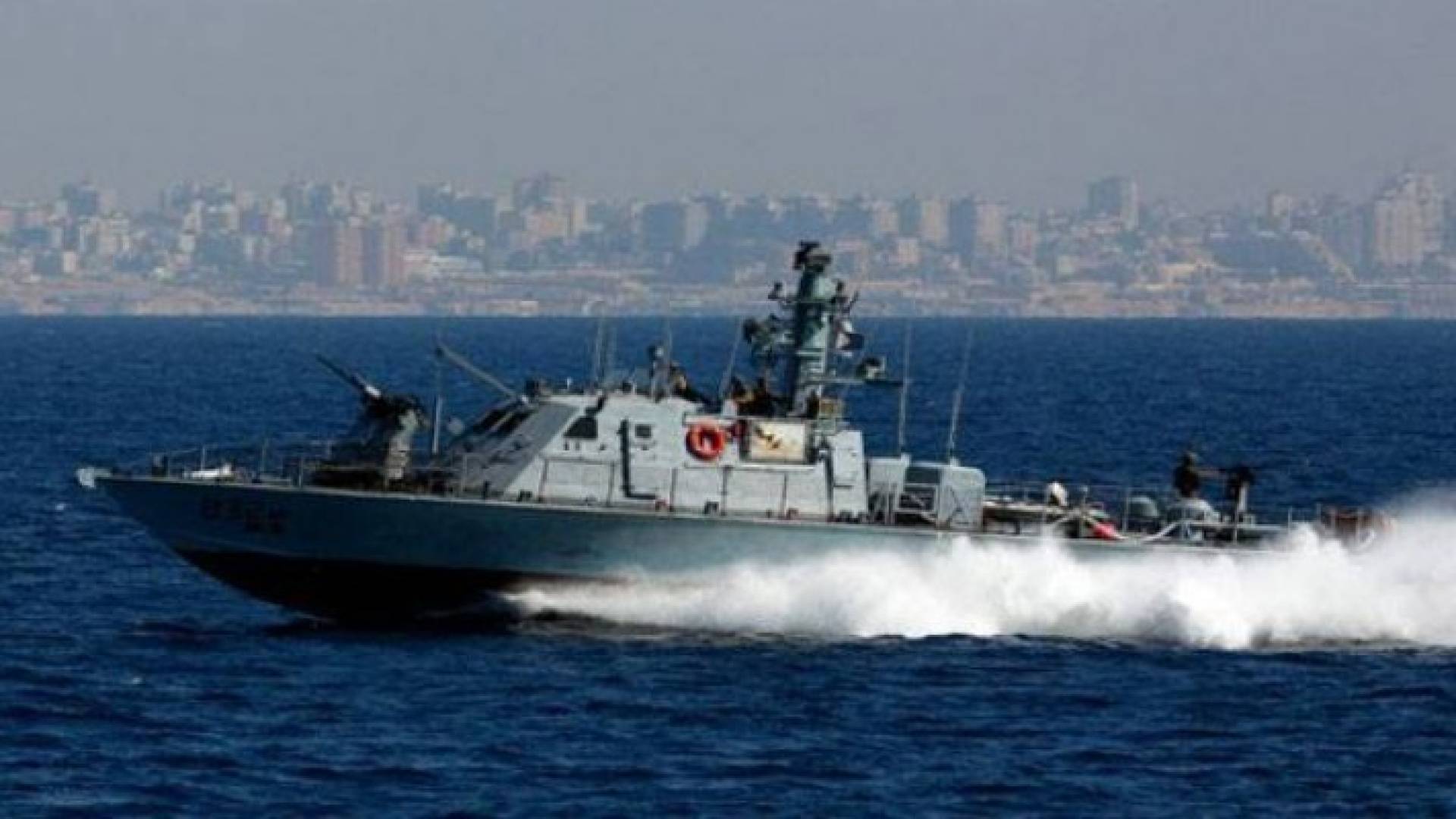 زورق حربي اسرائيلي يخرق المياه اللبنانية