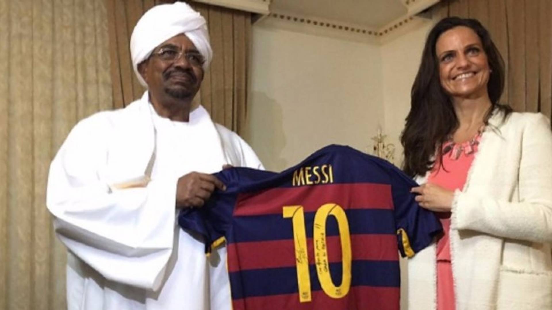 ميسي يهدي الرئيس السوداني قميصه الخاص
