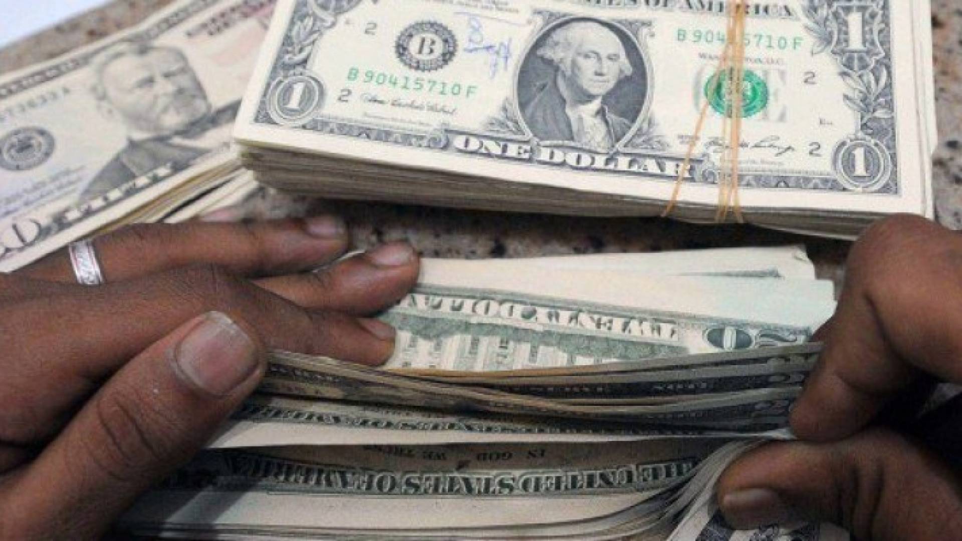 تراجع الدولار الأمريكي أمام العملات الرئيسية