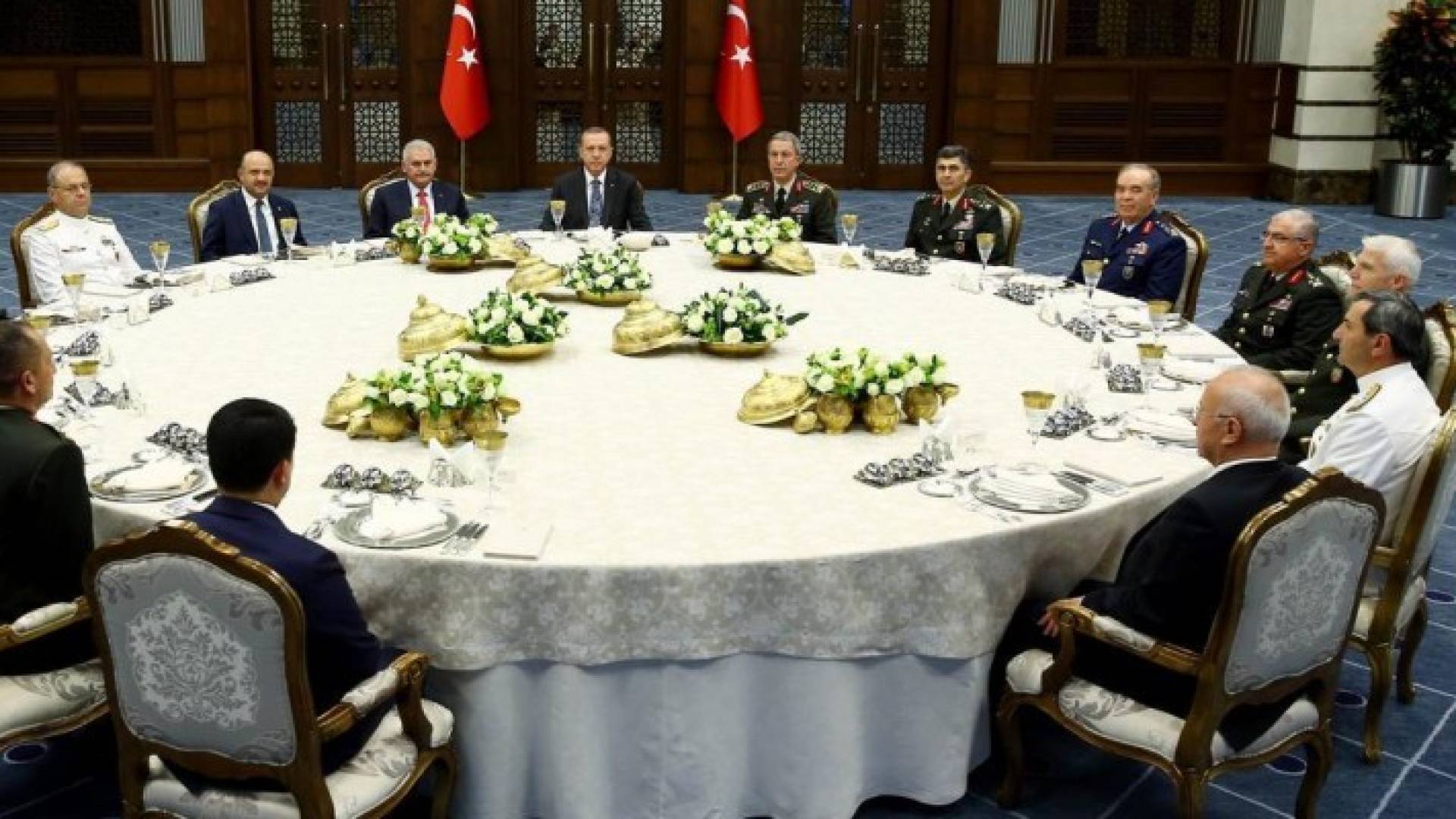 تركيا تبقي رئيس الأركان وقادة بالجيش