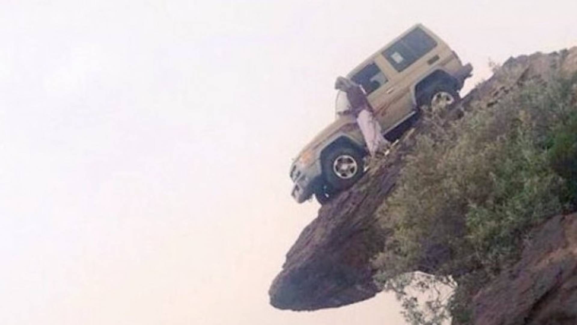 وضع سيارته على جرف ارتفاعه 11.500 قدم