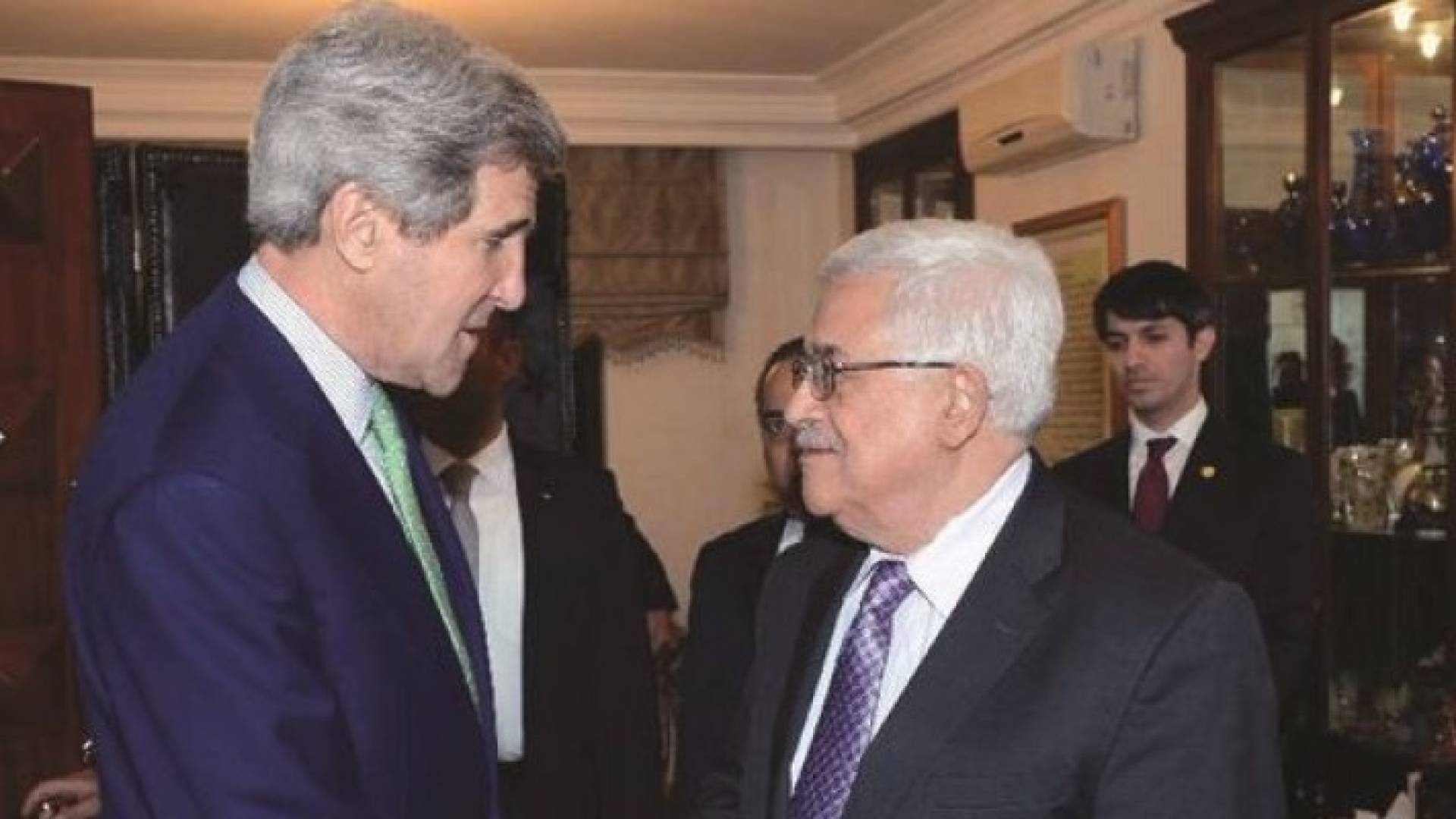 كيري يتلقي عباس غدا في باريس