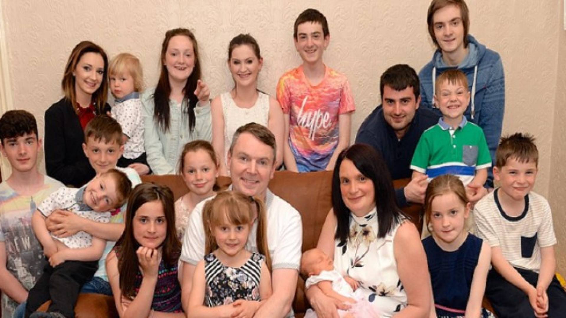 صورة: أكبر عائلة بريطانية تحتفل بمولودها الـ19 وترغب بالمزيد