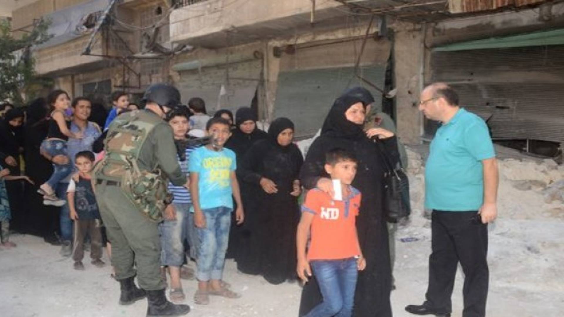 خروج عشرات العائلات من احياء حلب الشرقية المحاصرة