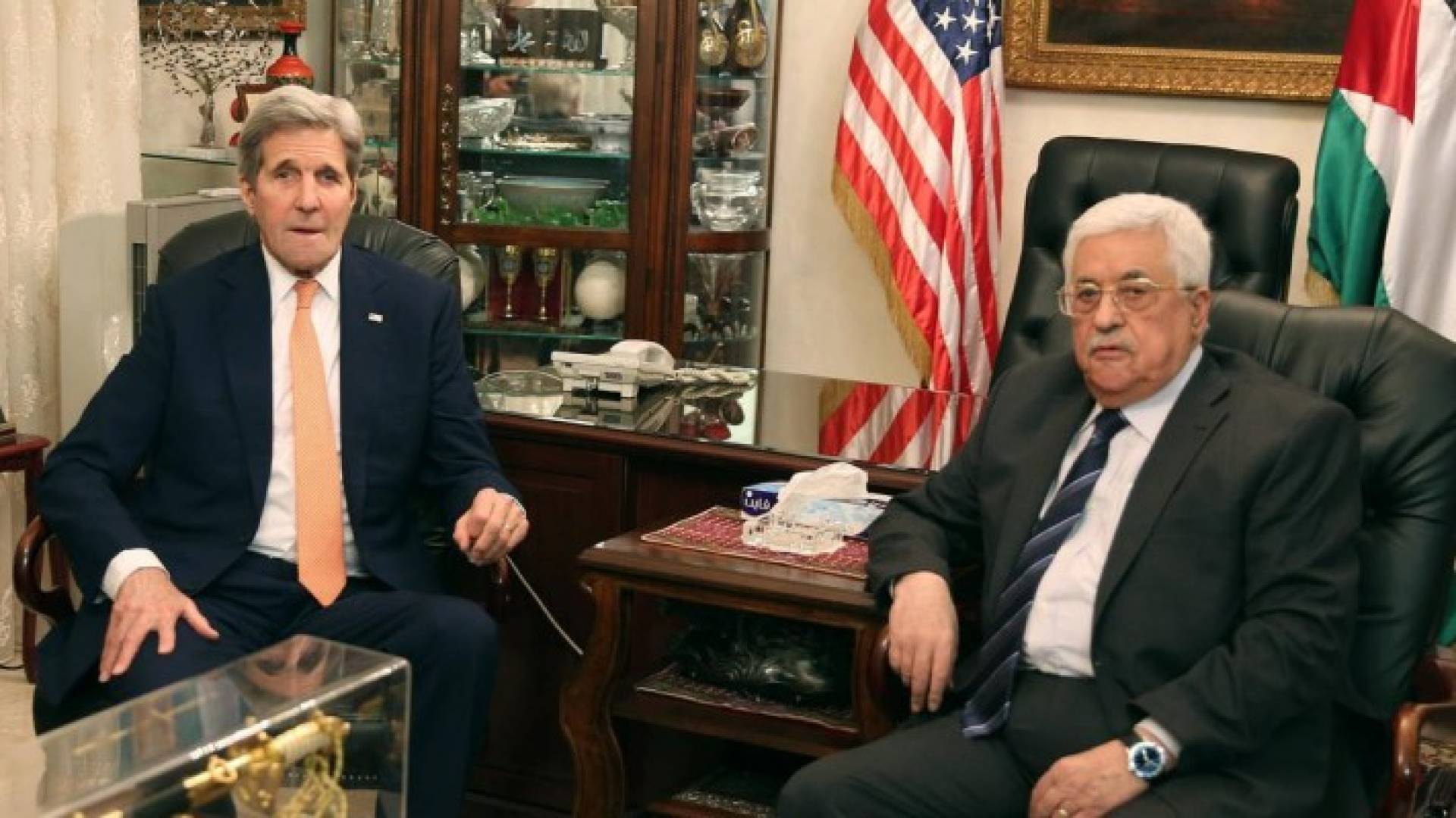 كيري وعباس يتفقان على مواصلة دفع جهود السلام