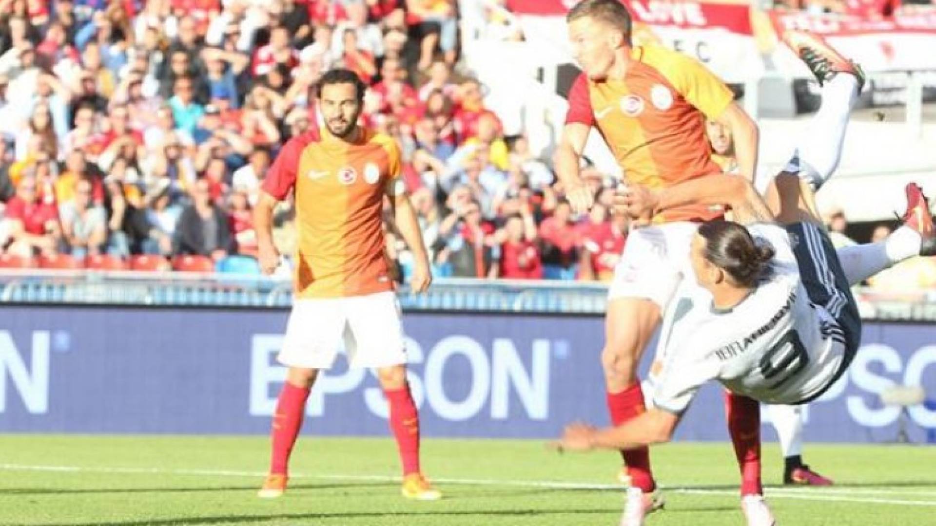 ابراهيموفيتش يقود اليونايتد للفوز على غلطة سراي