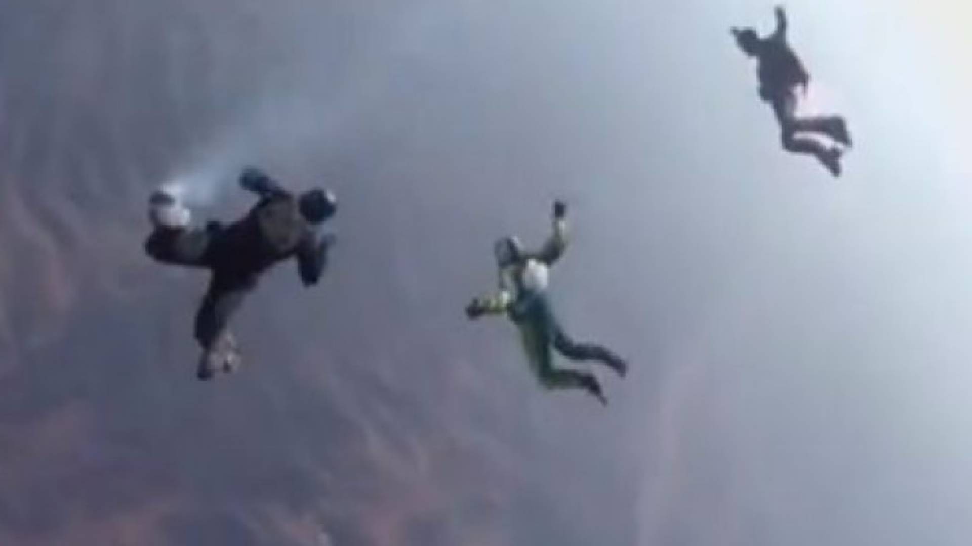 بالفيديو: قفزة "مجنونة" من ارتفاع 7 آلاف متر من دون مظلة