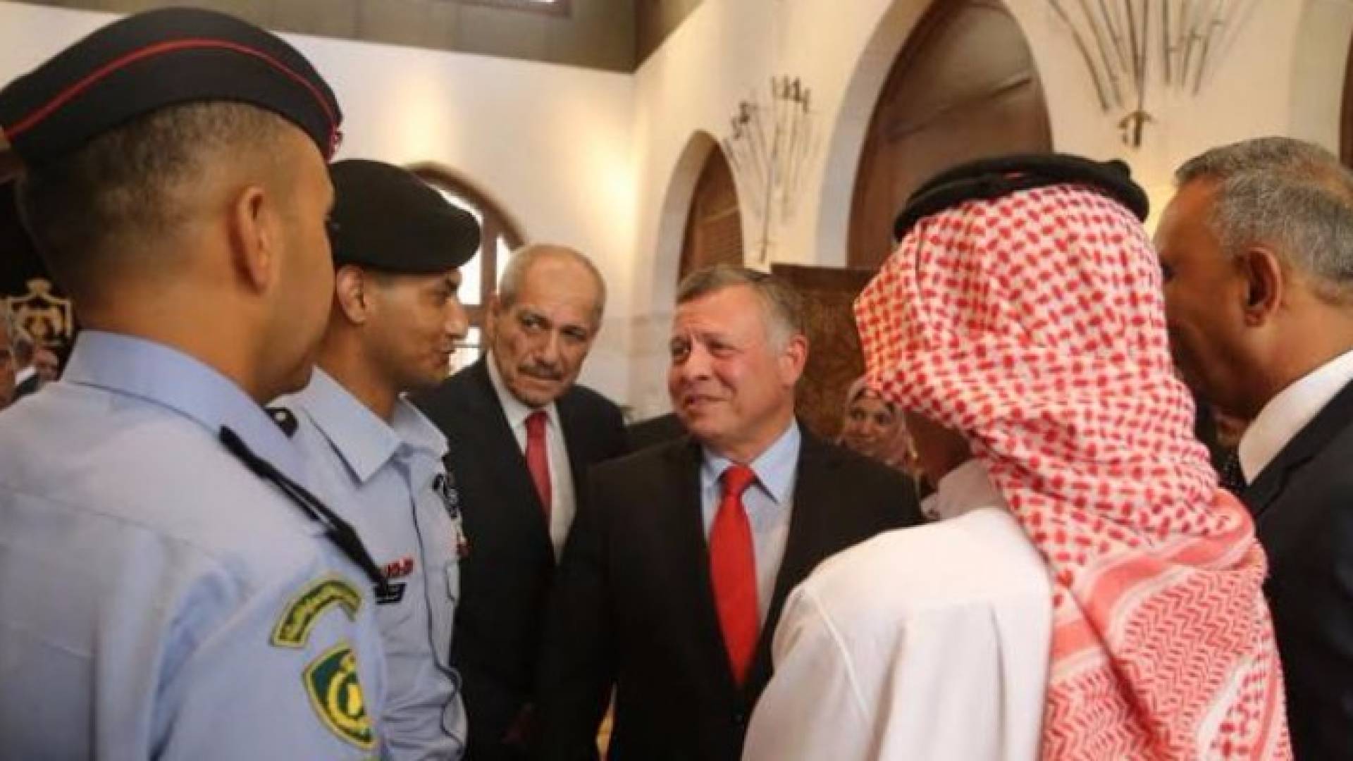بالصور: الملك ينعم على " العدوان " بوسام الشجاعة والانقاذ