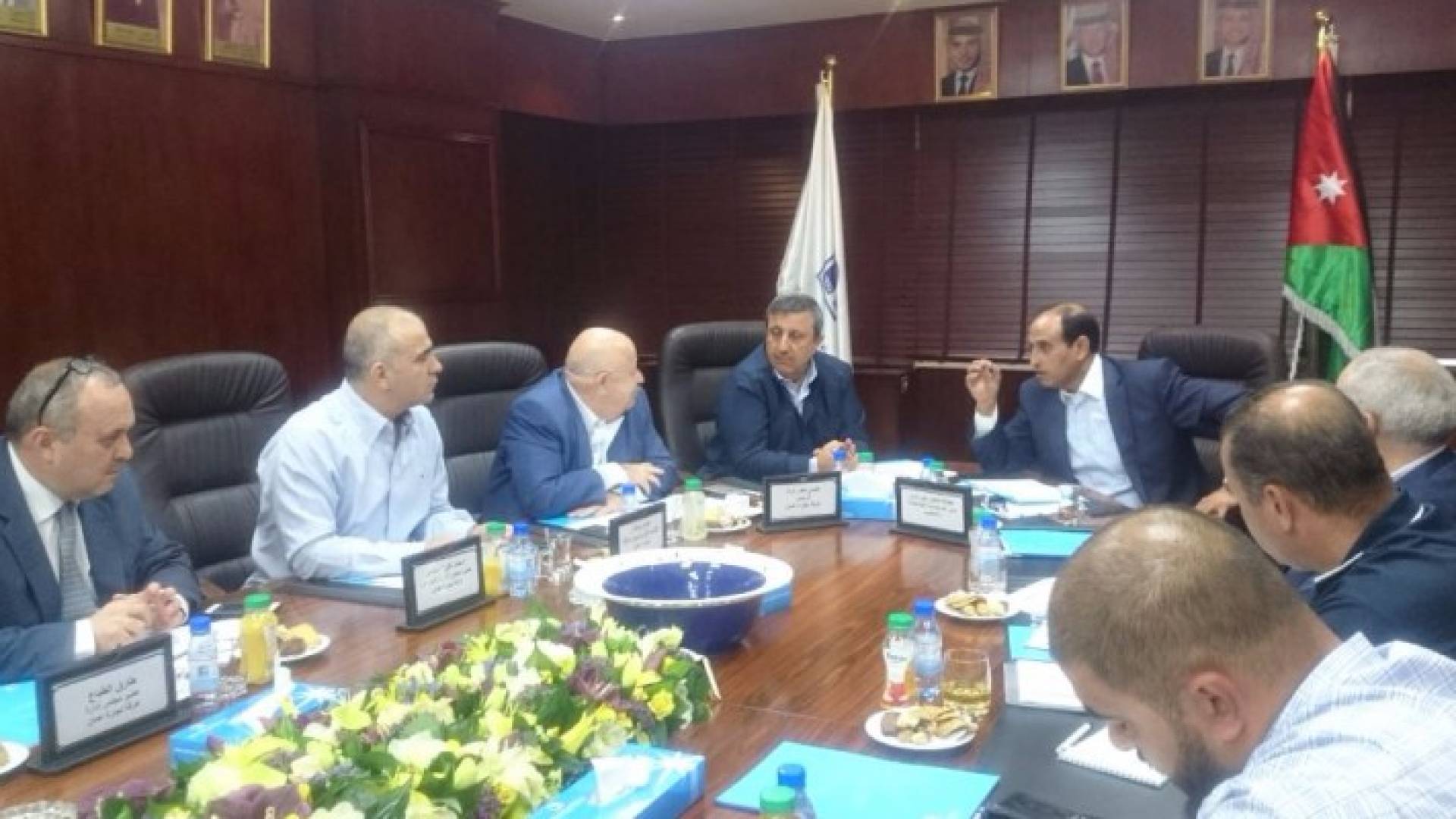 الزبن يعد بحل مشاكل تعترض عمل القطاع التجاري